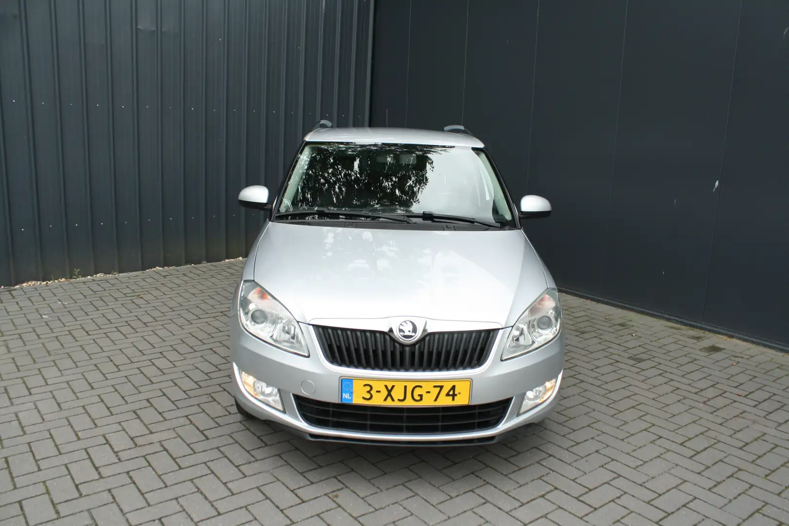 Skoda Fabia Combi 1.2 TSI Drive - NAVIGATIE - TREKHAAK - PARKE Grau - 2