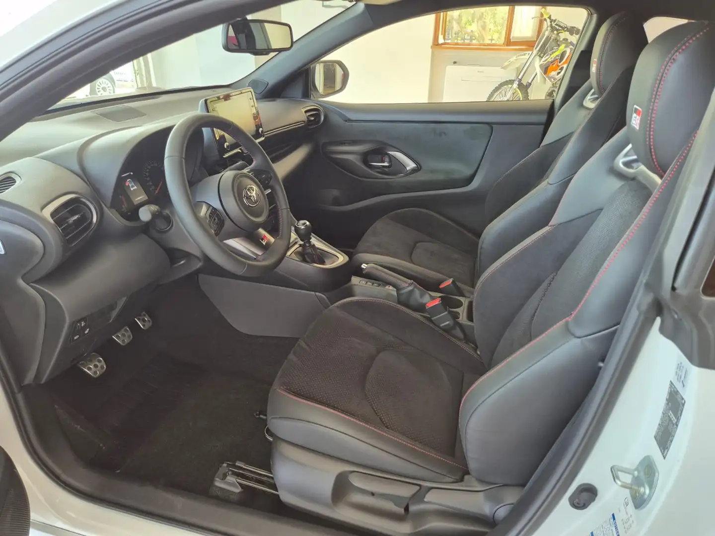 Toyota Yaris GR HIGH PERFORMANCE WRC TRIPLE EDITION 2025 Wit - 2