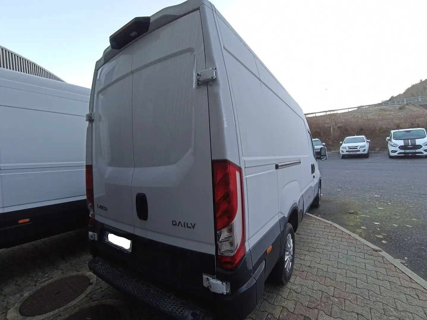 Iveco Daily 35S18H 3.0 V18 HI-MATIC Blanc - 2