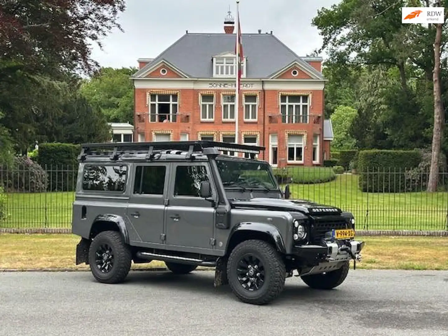 Land Rover Defender 2.2 D SW 110" Adventure Edition Gris - 1