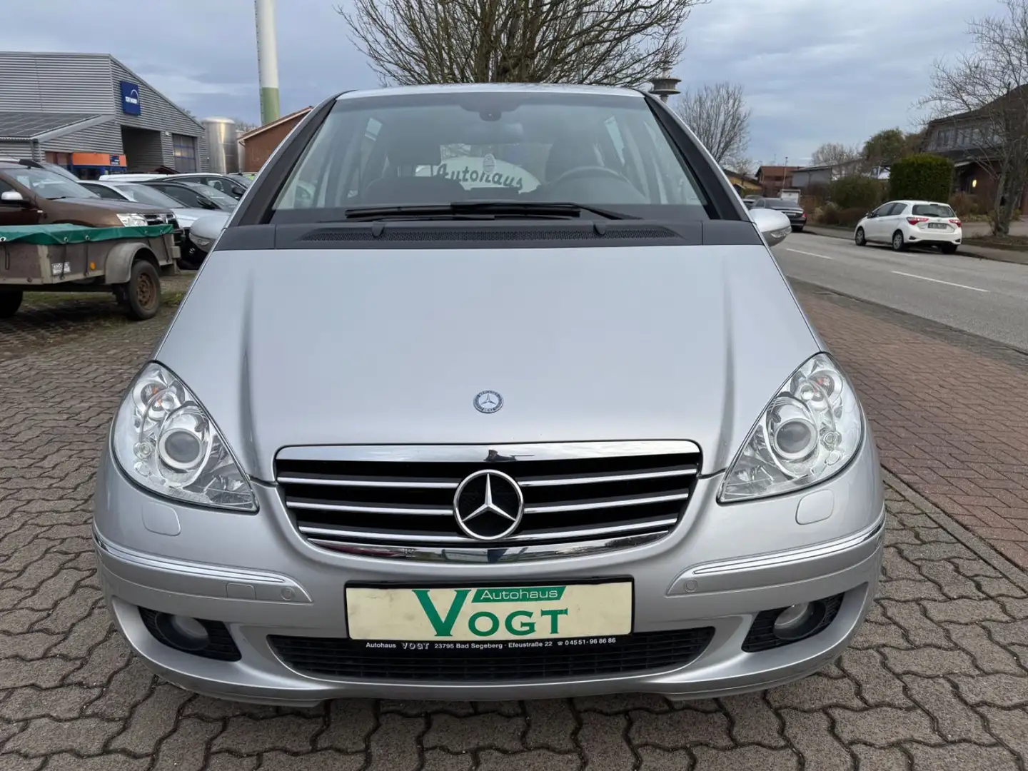 Mercedes-Benz A 200 Klima / PDC / Sitzh. / NAVI Silber - 2