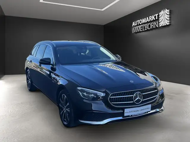 Mercedes-Benz 300 view 2