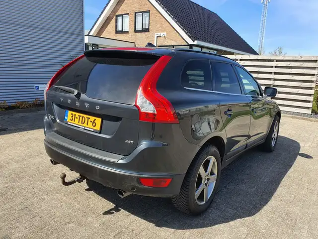 Volvo XC60 view 3