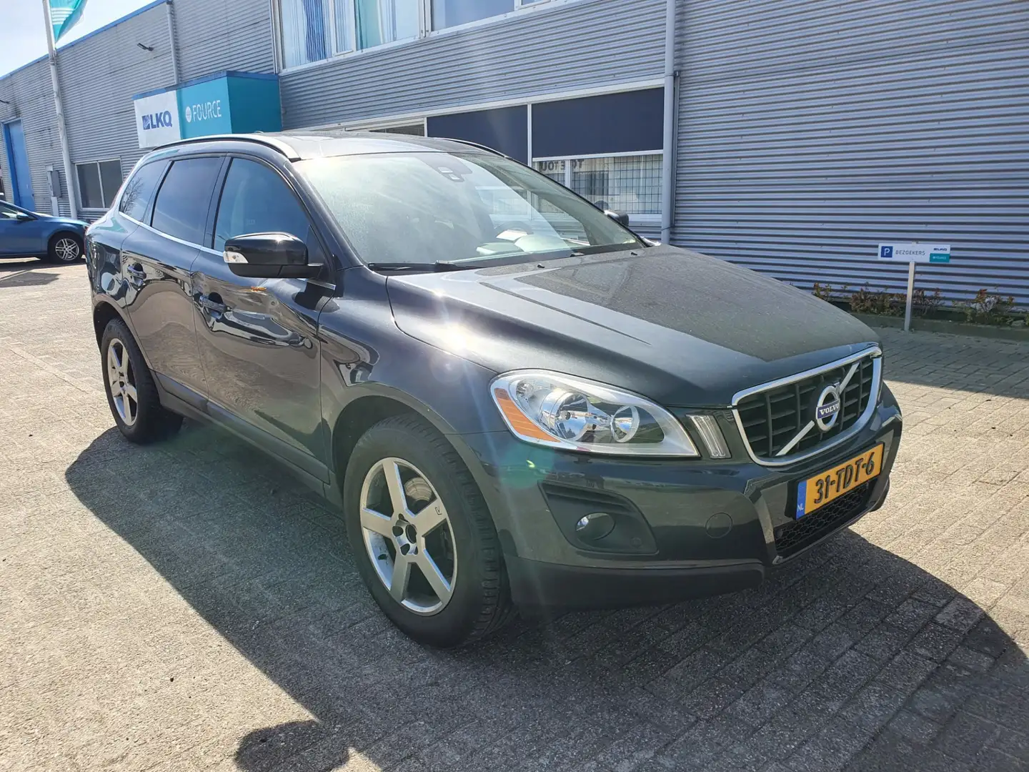Volvo XC60 2.4 D5 AWD R-Design Automaat+Clima Bj.:2010 Grau - 2