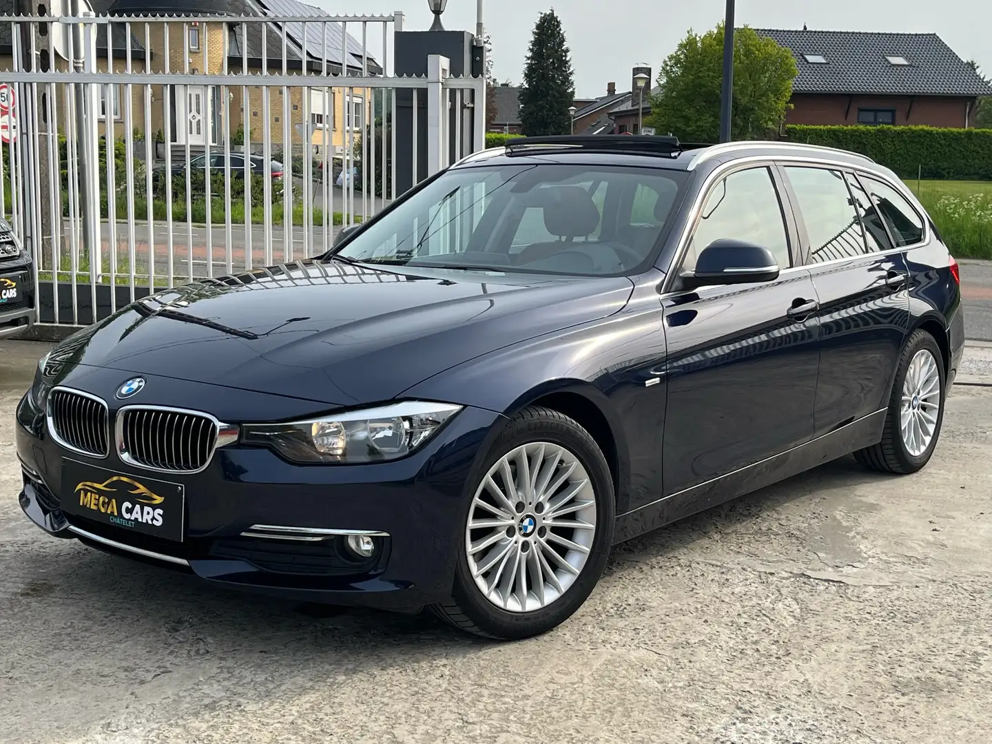 BMW 320 d Edit Luxury 1er Main/Pano/Cuir Bleu - 1