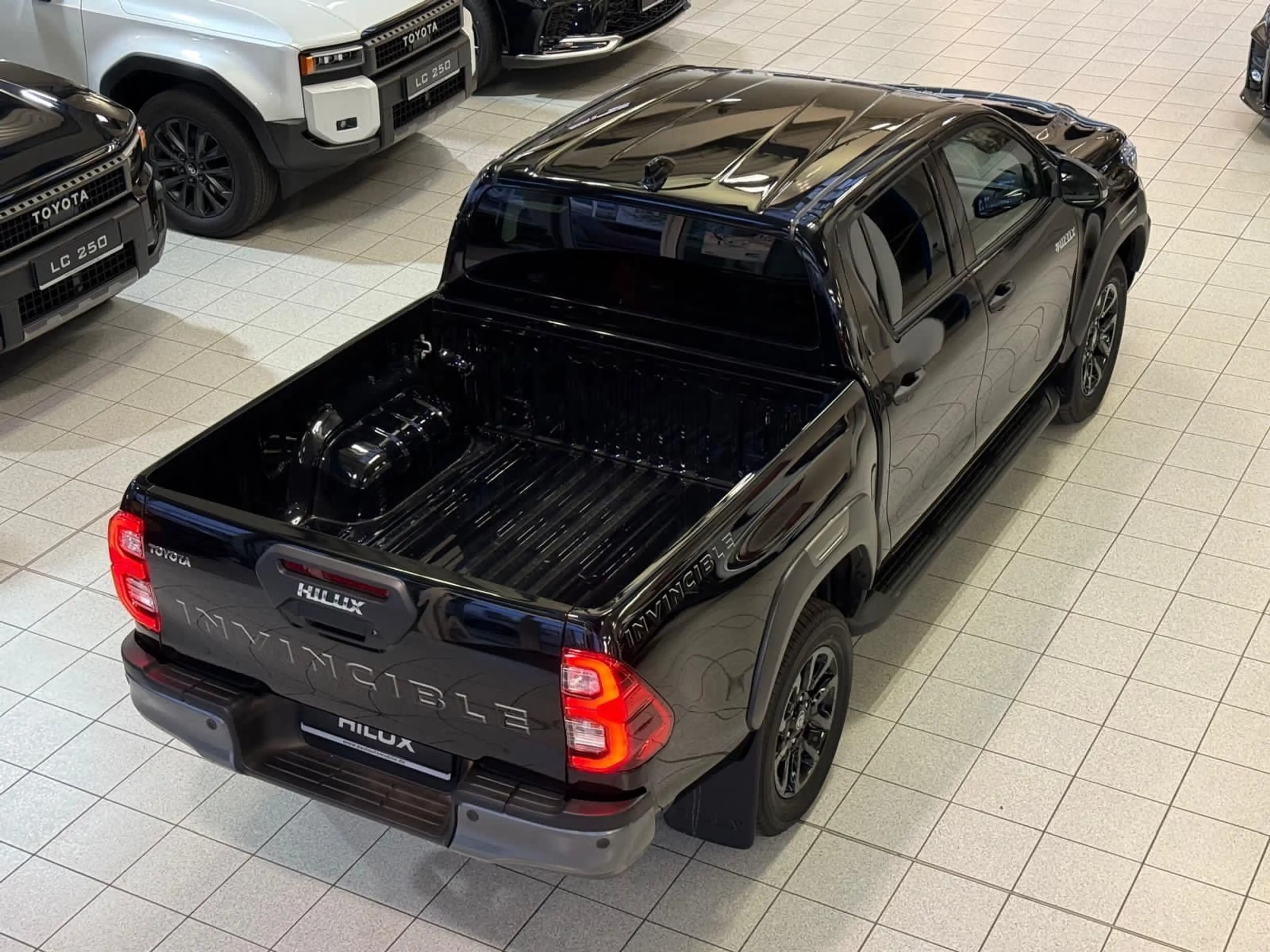 Toyota Hilux DOUBLE CAB INVINCIBLE-MILD HYB.-LEDER-45.990 — photo 3