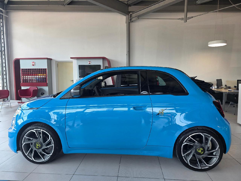 Abarth 500e Cabrio Turismo Alcantara LED Navi Soundmodul... — photo 2