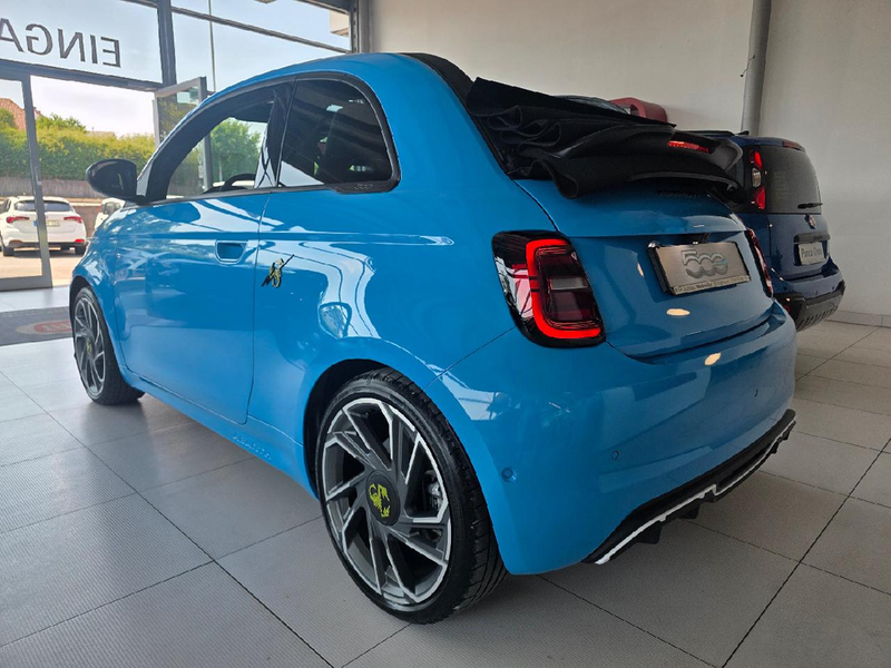 Abarth 500e Cabrio Turismo Alcantara LED Navi Soundmodul... — photo 3