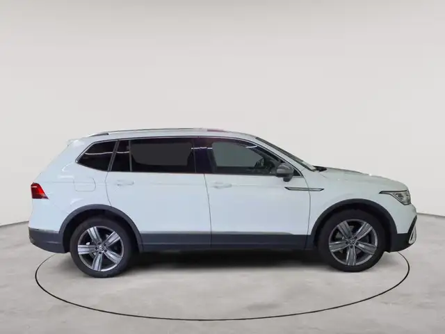 Volkswagen Tiguan view 3
