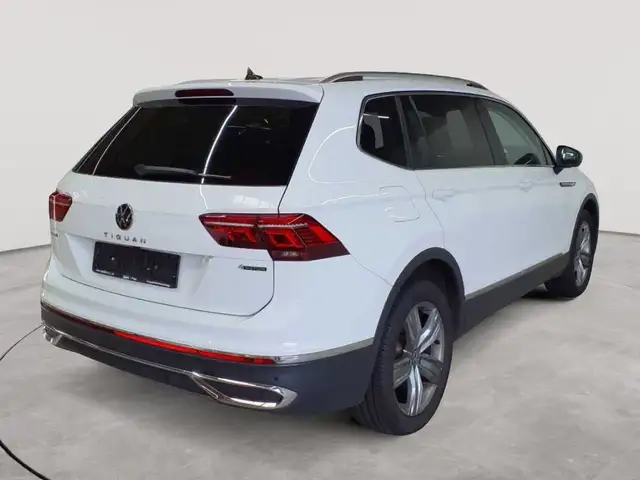 Volkswagen Tiguan view 4