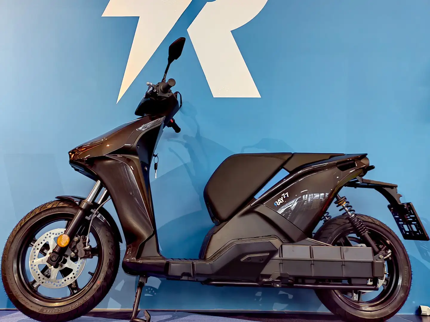 Ray 7.7 Elektroscooter 130 km/h mit Vorführer-Rabatt! Black - 1
