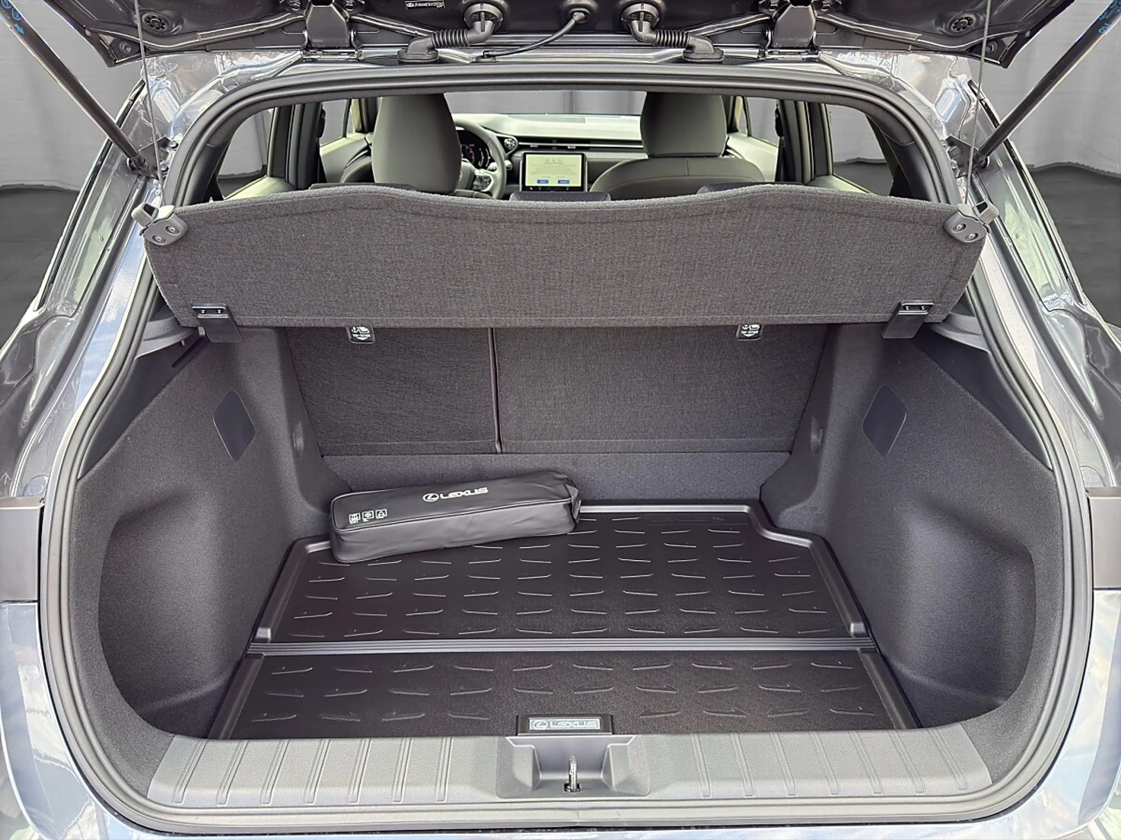 Lexus LBX Basis 136 PS 2WD — photo 8