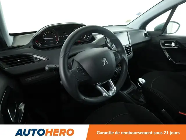Peugeot 208 view 11