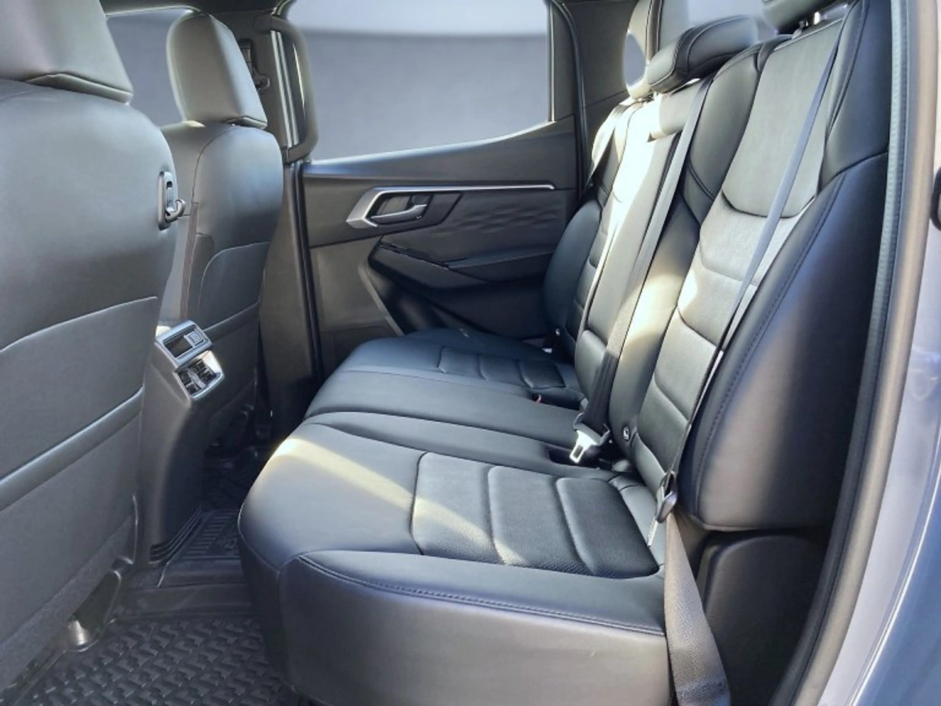 Isuzu D-Max Double Cab 4x4 LSE — photo 12