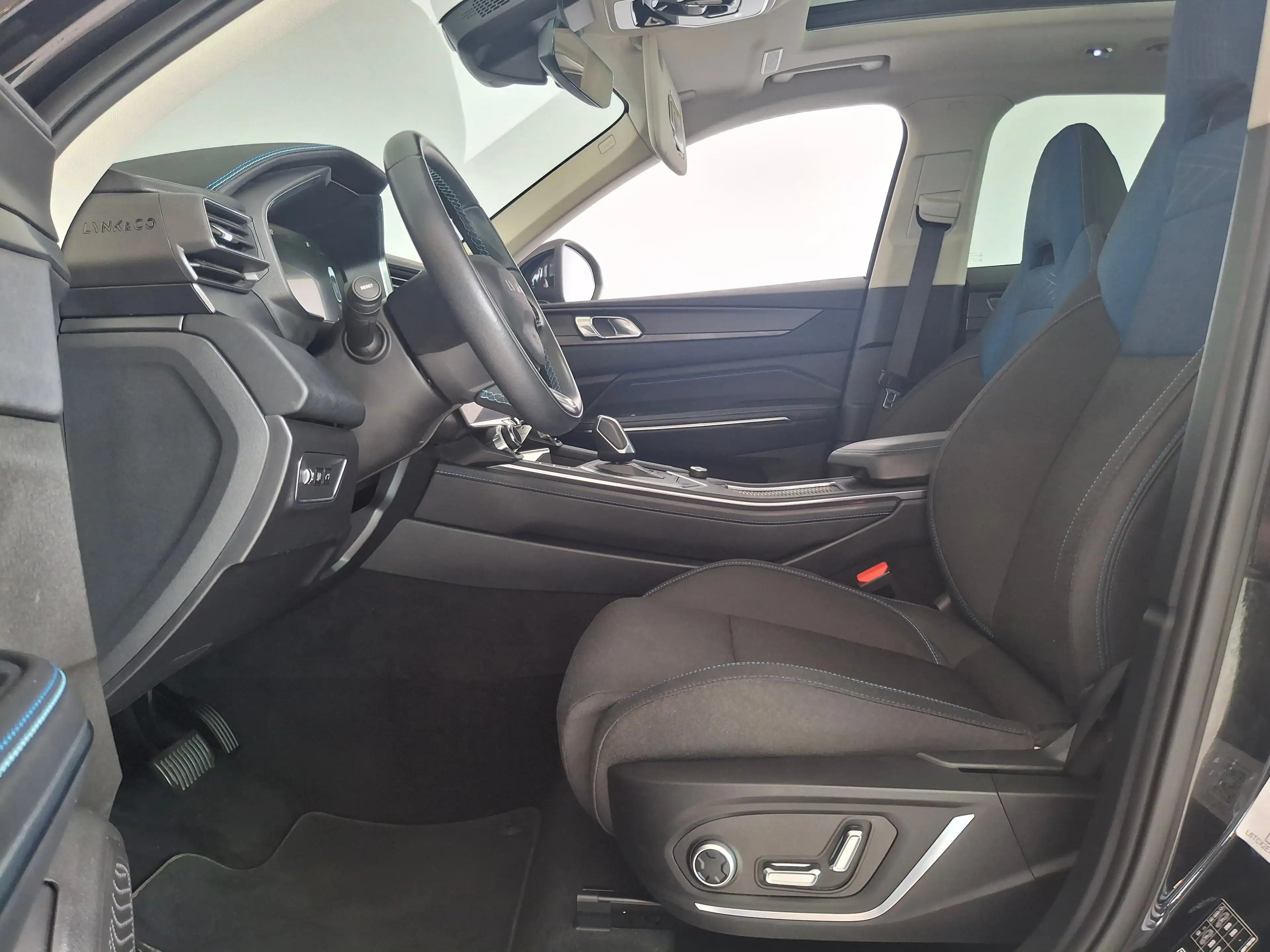 Lynk & Co 01 1.5 PHEV PANO LED INFINITY SOUND MEMORY 360° Camer — photo 3