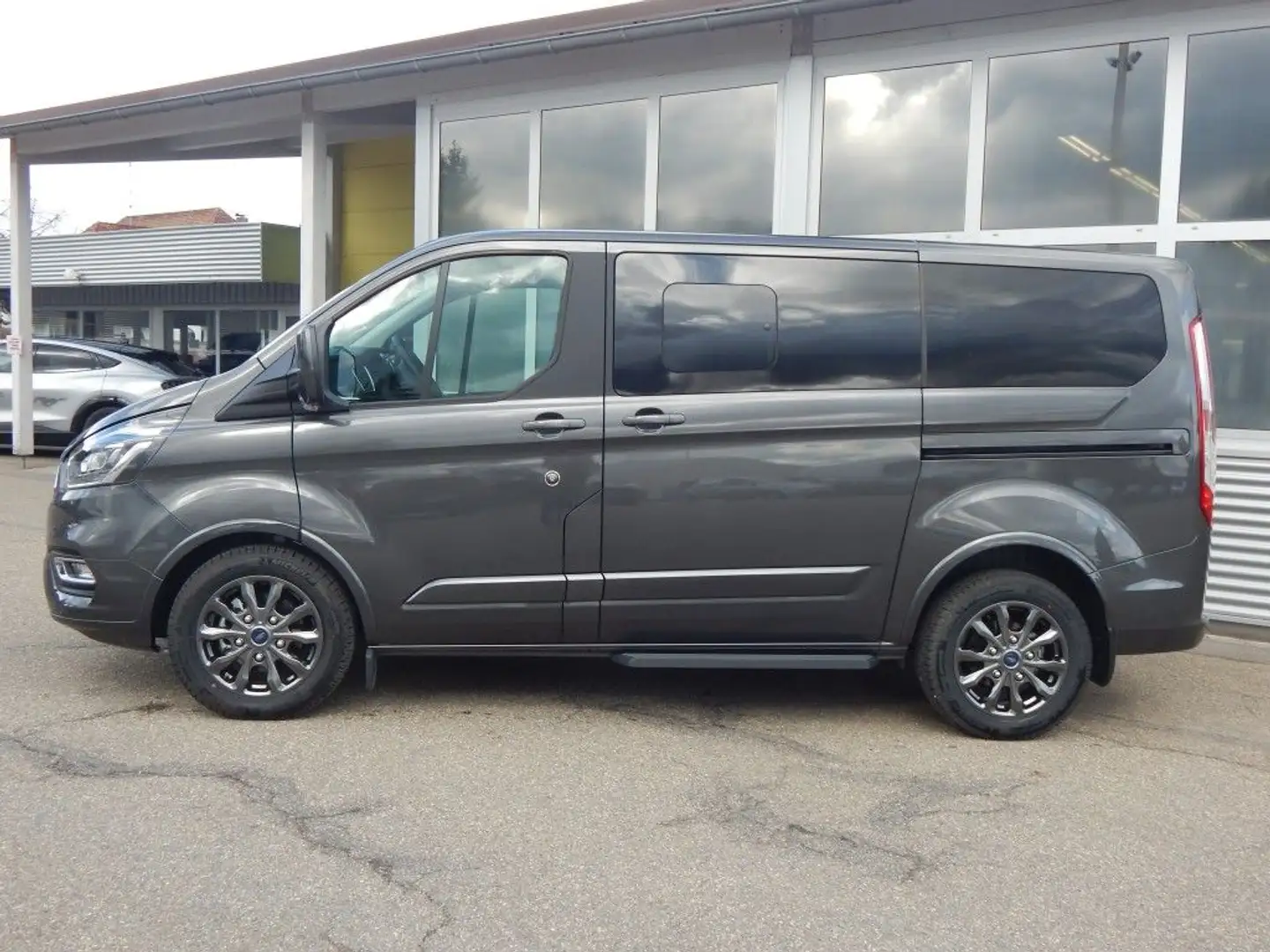 Ford Tourneo Custom 320 L1H1 VA Autm. Titanium X Gris - 2