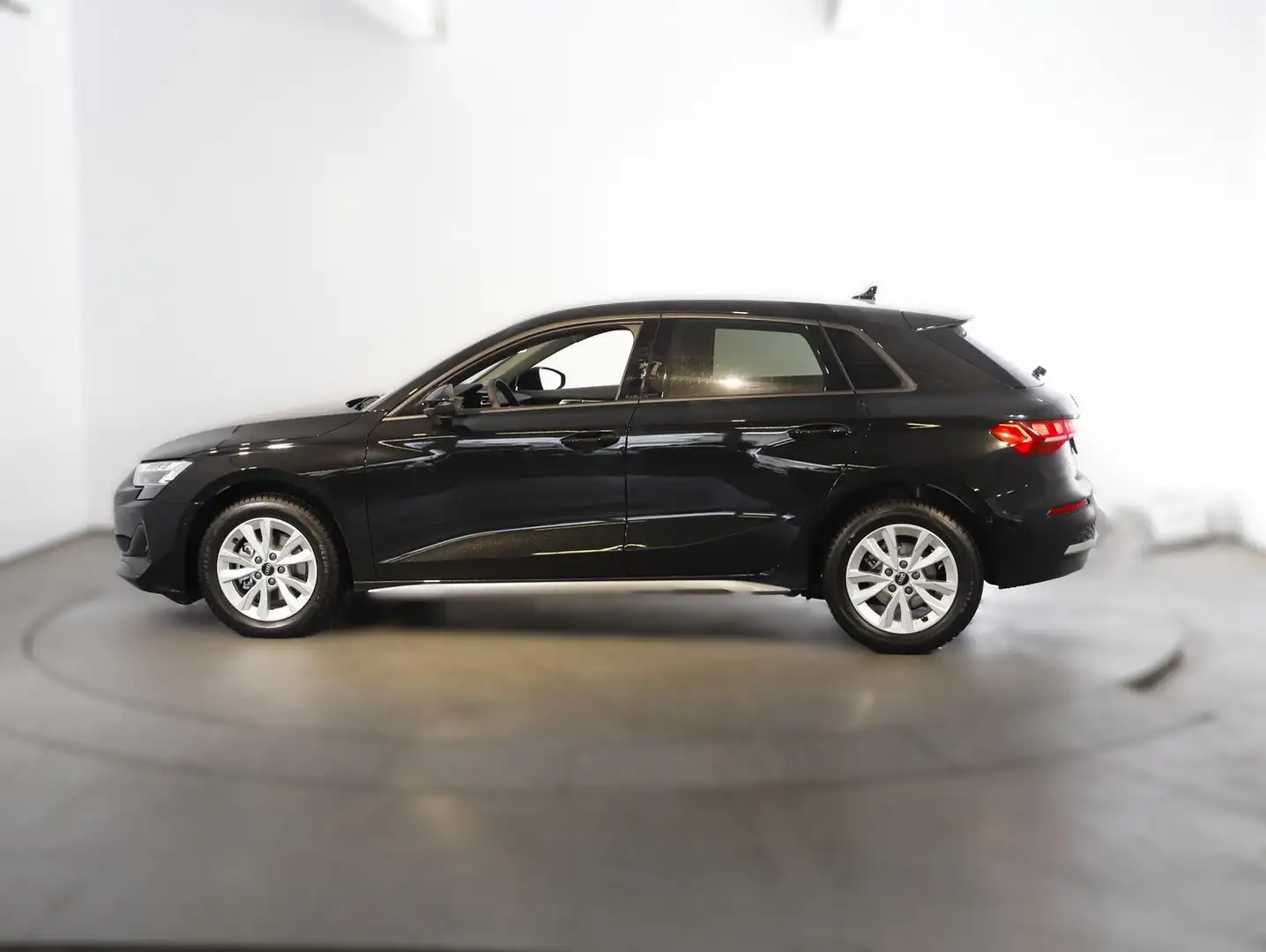 Audi A3 30 TFSI Schwarz - 2