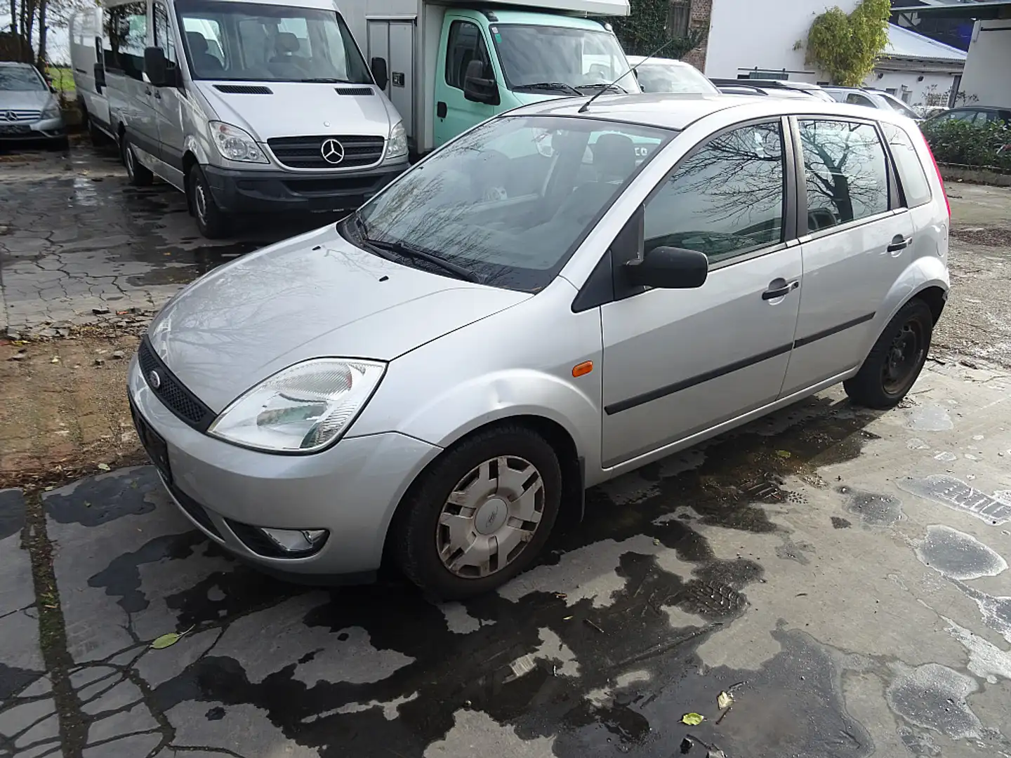 Ford Fiesta Ambiente 1,3 8V Silber - 2