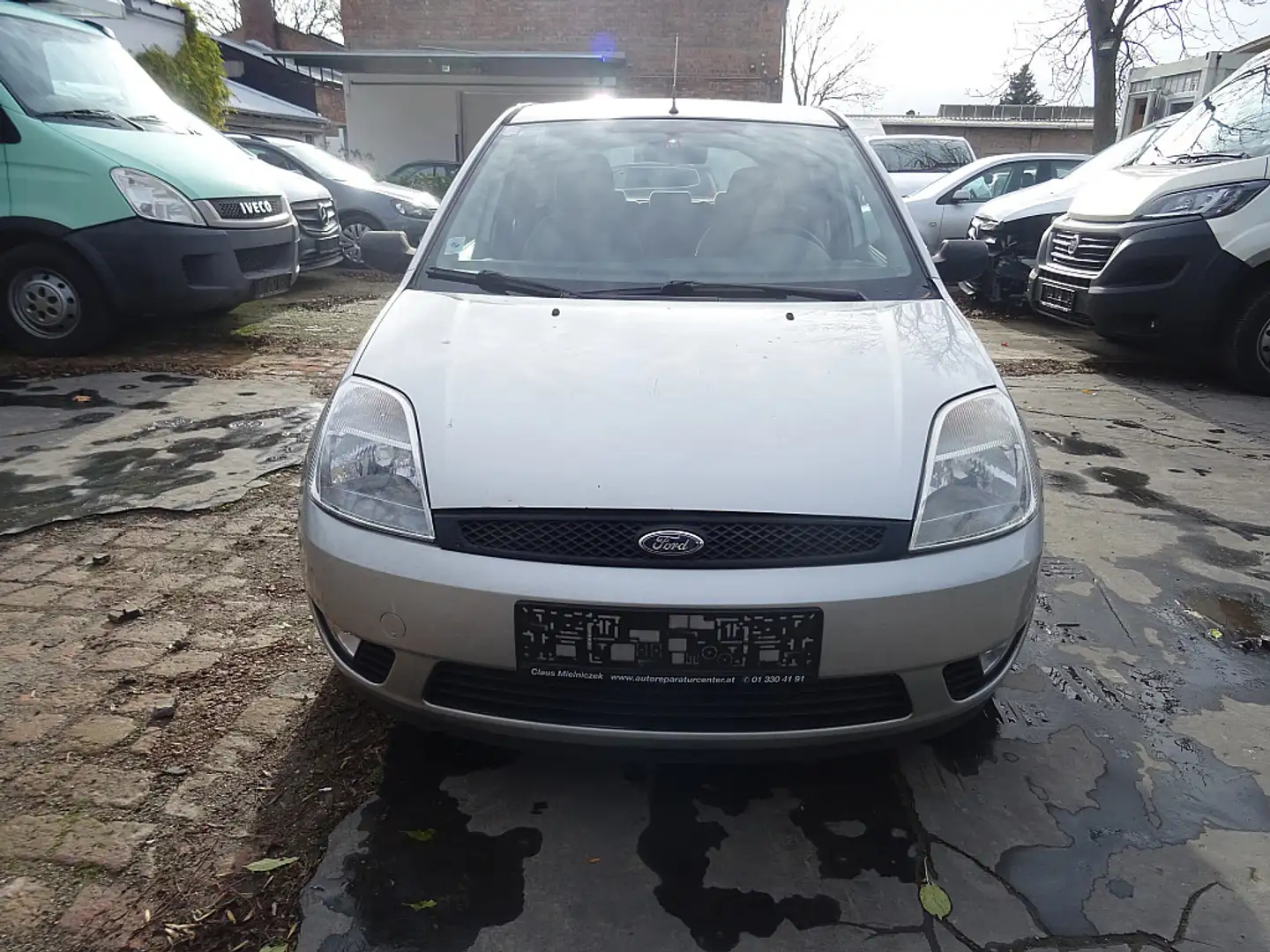 Ford Fiesta Ambiente 1,3 8V Silber - 1