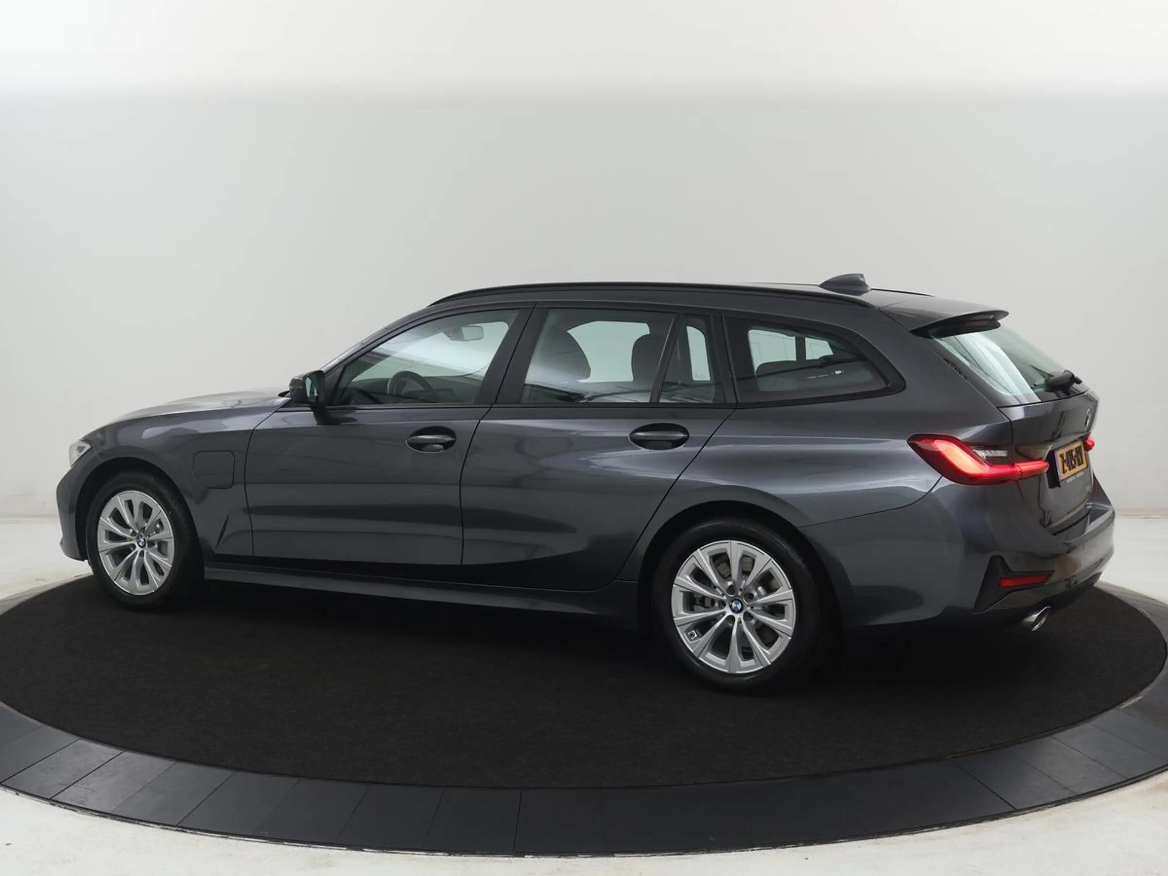 BMW 330 3-serie Touring 330e High Executive | SOH 91,4% | — photo 2