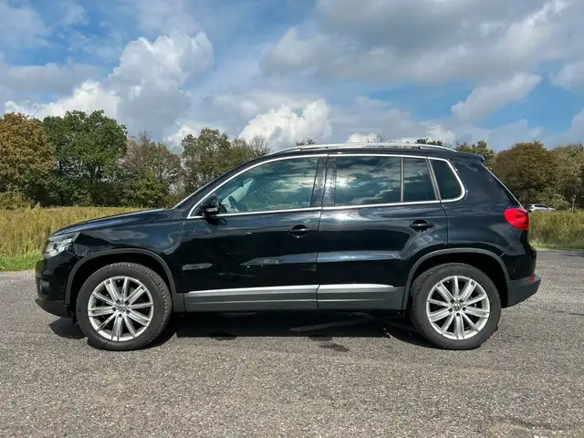 Volkswagen Tiguan view 2