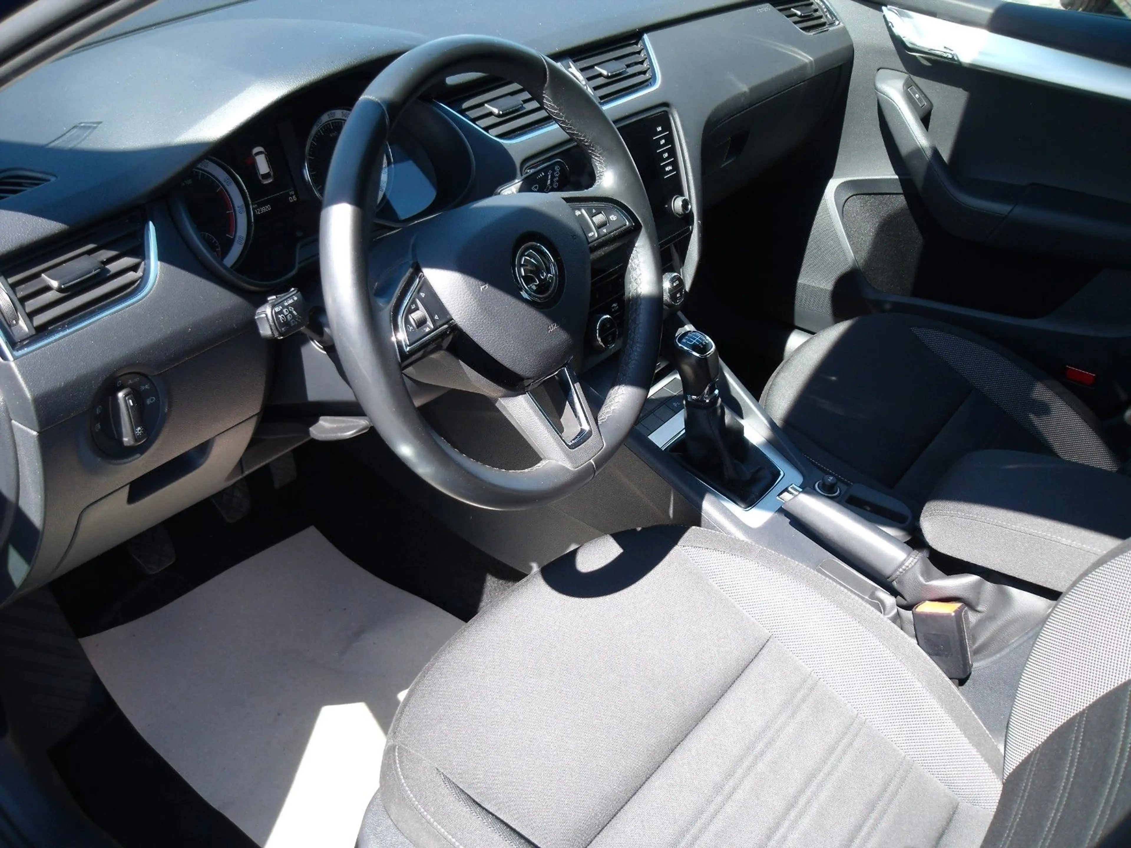 Skoda Octavia Combi Ambition — photo 9