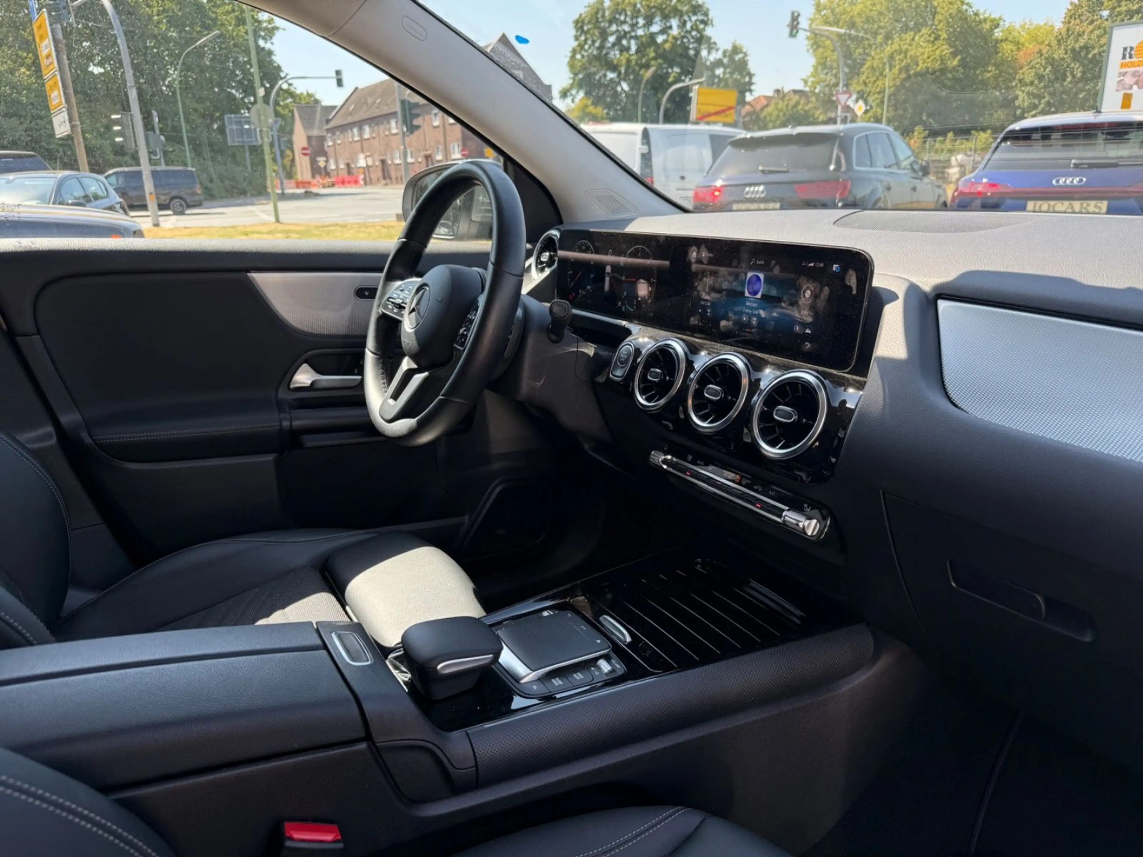 Mercedes-Benz GLA 180 d*SPORT*LANE*RFK*LED*SHZ — photo 10