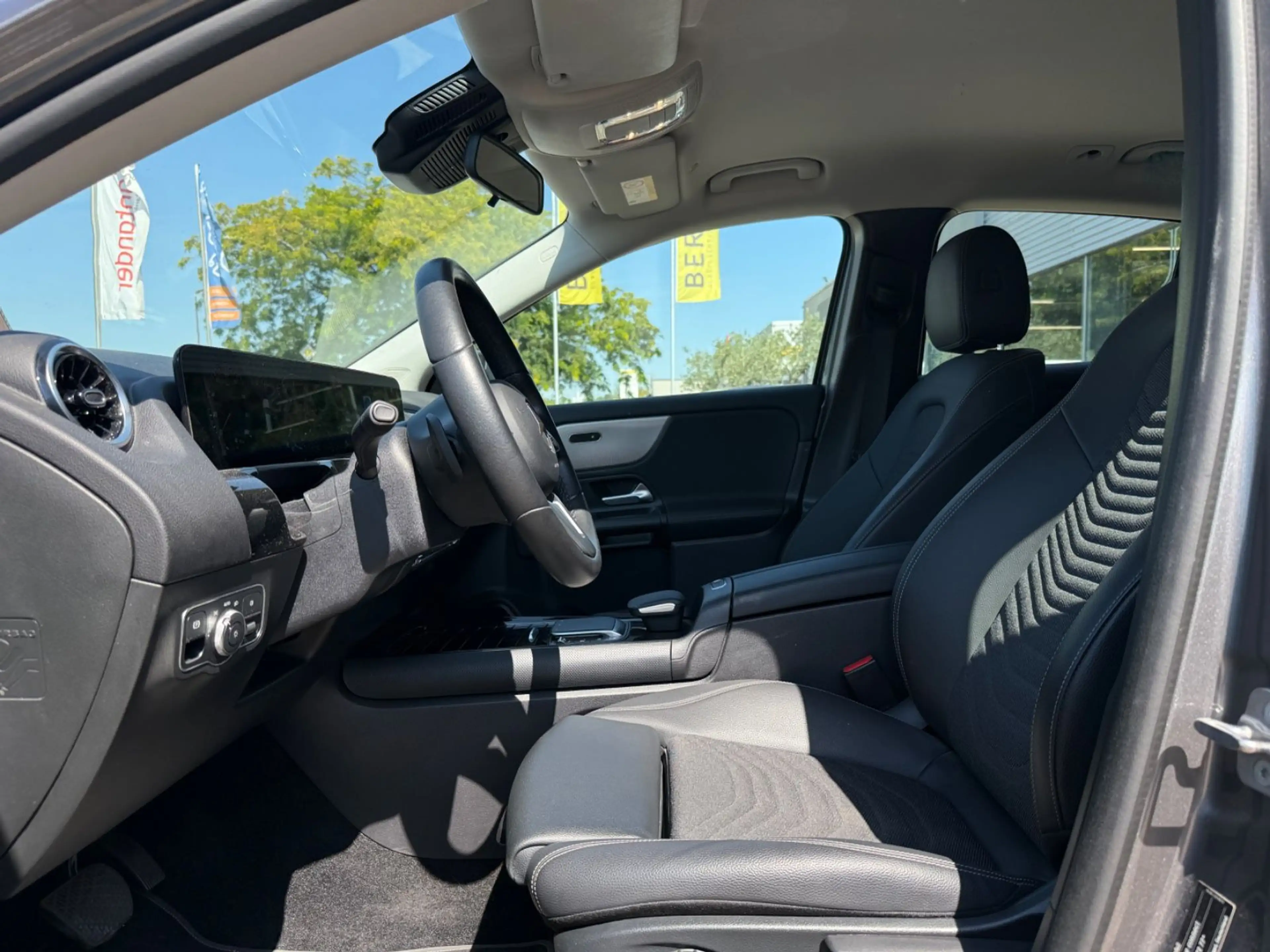 Mercedes-Benz GLA 180 d*SPORT*LANE*RFK*LED*SHZ — photo 8