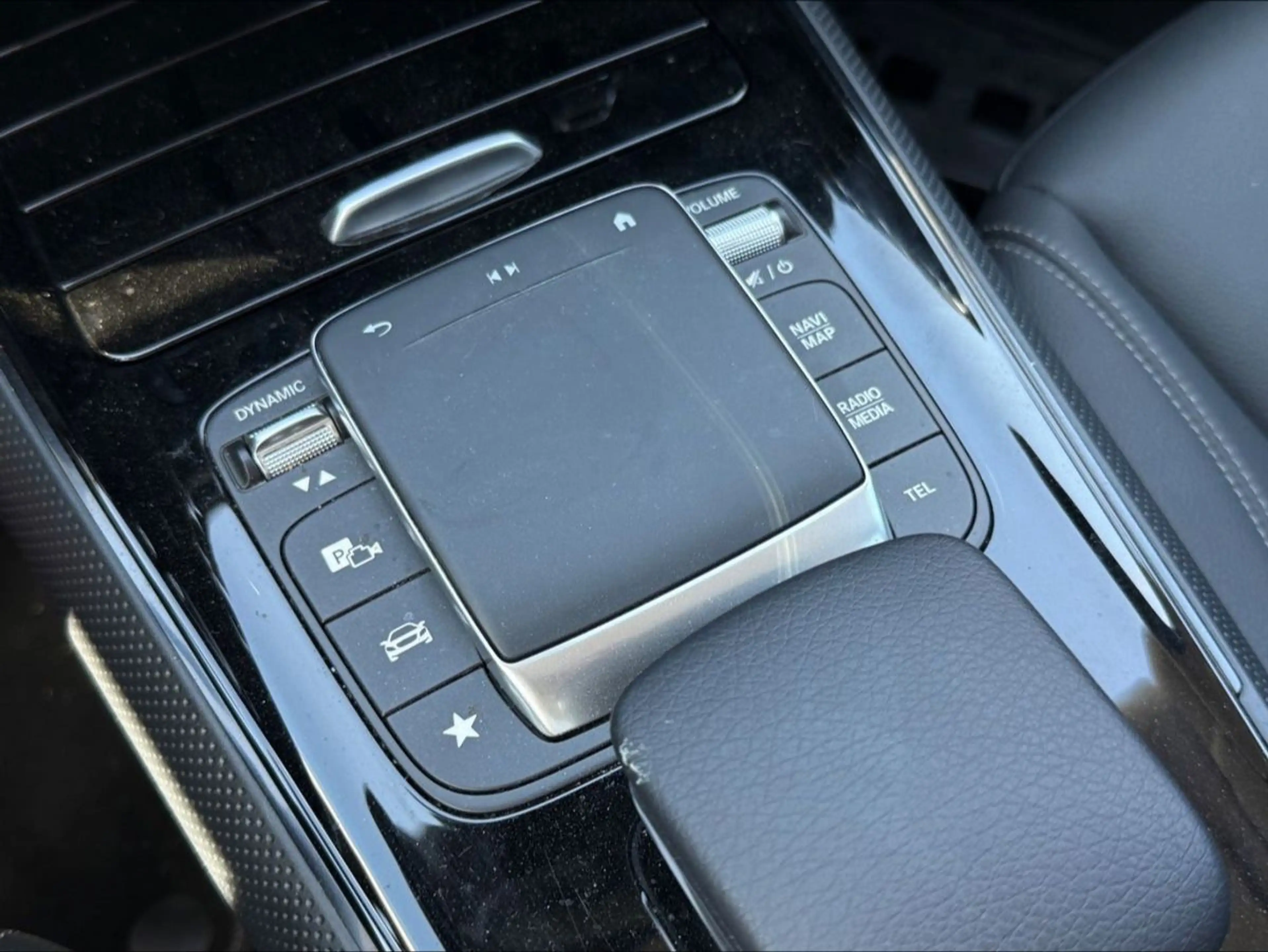Mercedes-Benz GLA 180 d*SPORT*LANE*RFK*LED*SHZ — photo 15
