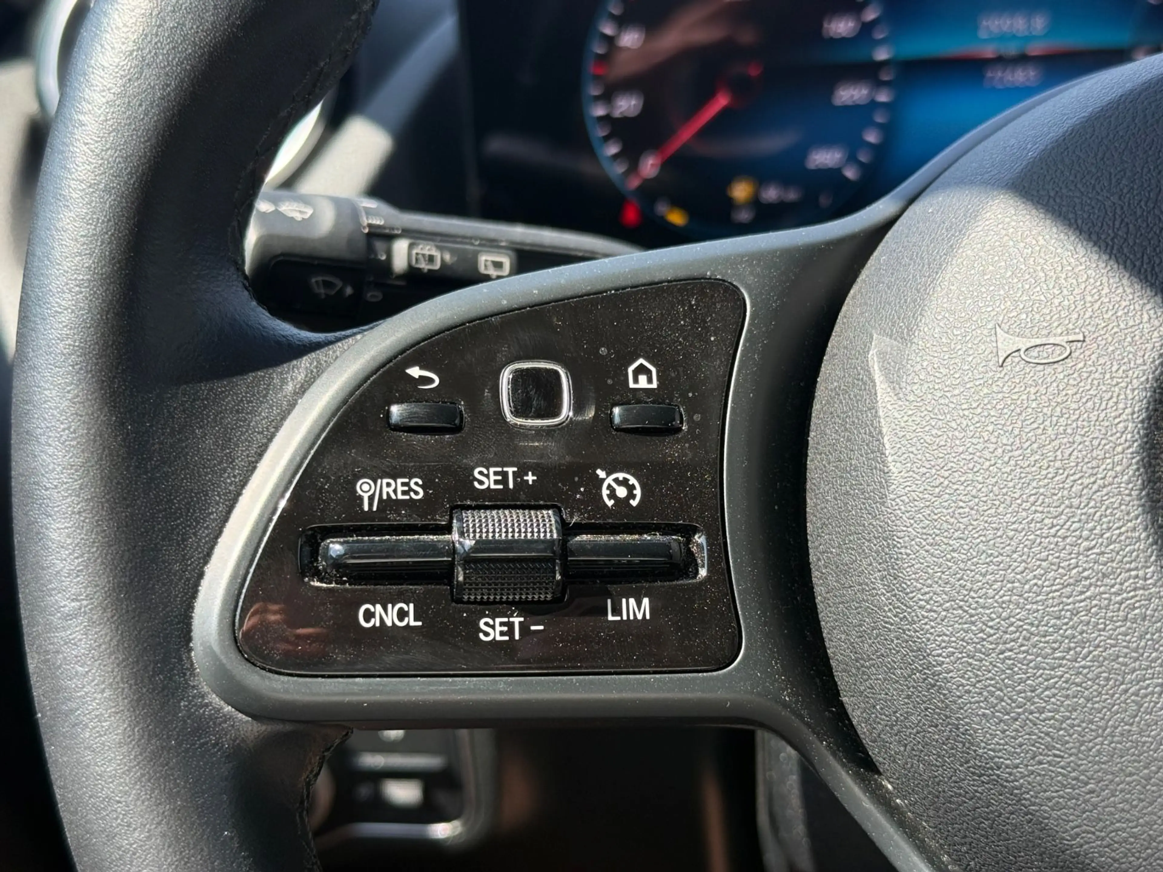 Mercedes-Benz GLA 180 d*SPORT*LANE*RFK*LED*SHZ — photo 12