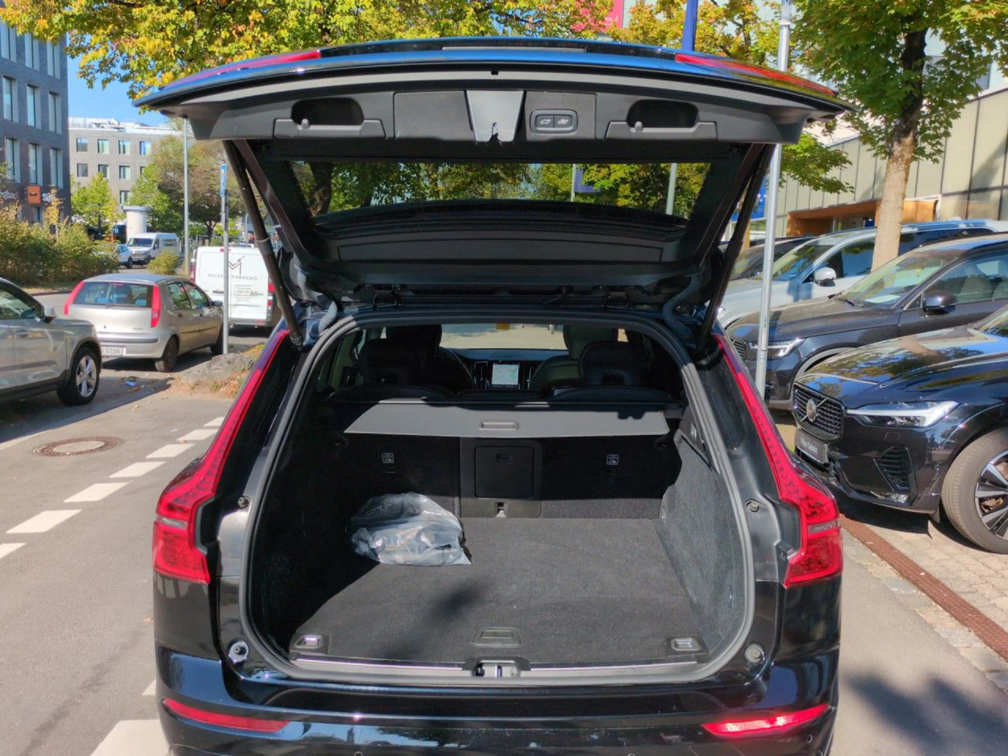 Volvo XC60 XC 60 Plus Black Edition Recharge Plug-In Hybrid A — photo 25