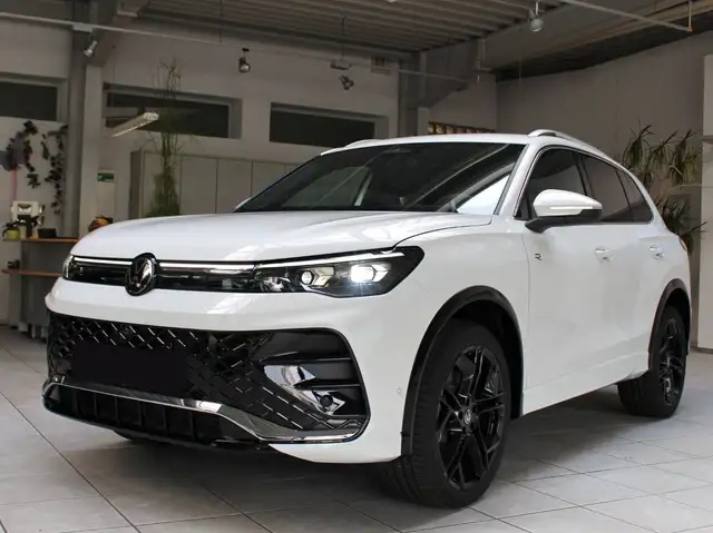 Volkswagen Tiguan view 4