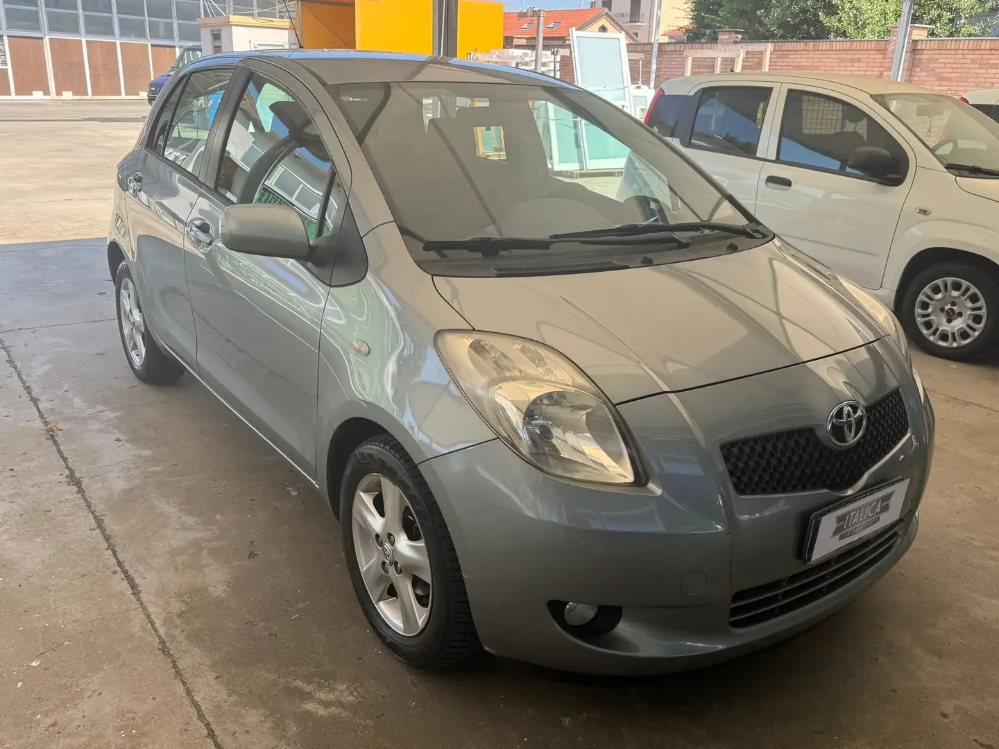 Toyota Yaris Yaris II 2005 5p 1.3 Sol Grijs - 2