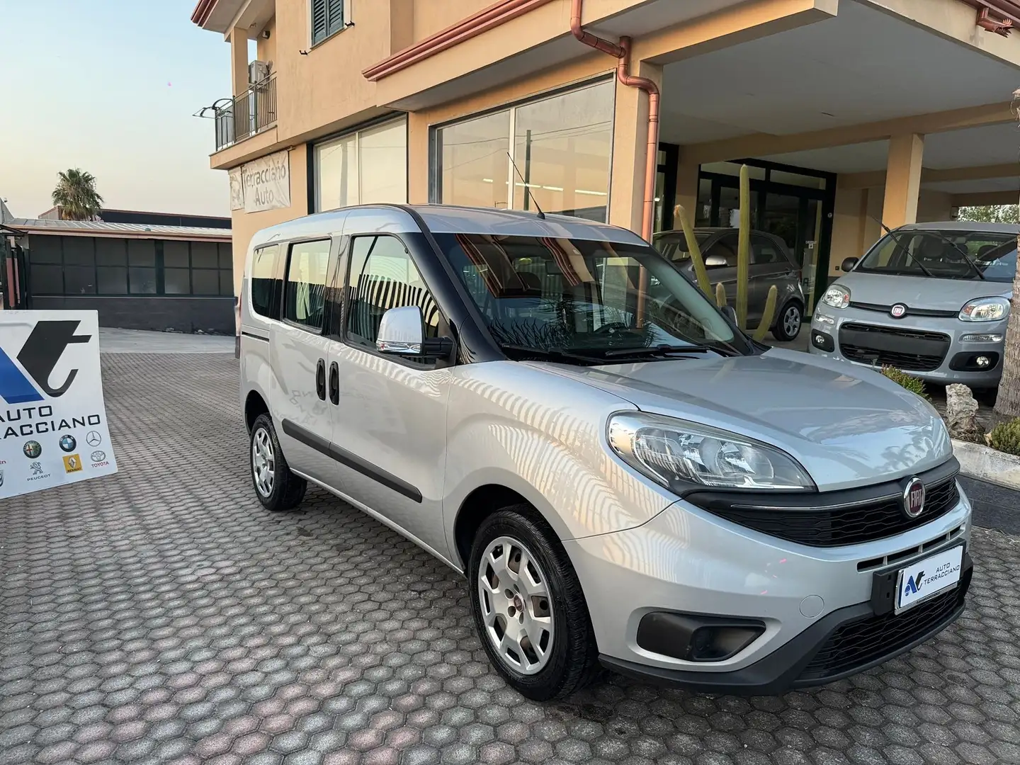 Fiat Doblo Doblo II 2015 1.6 mjt Lounge 120cv  INCLUSO IVA Gris - 2