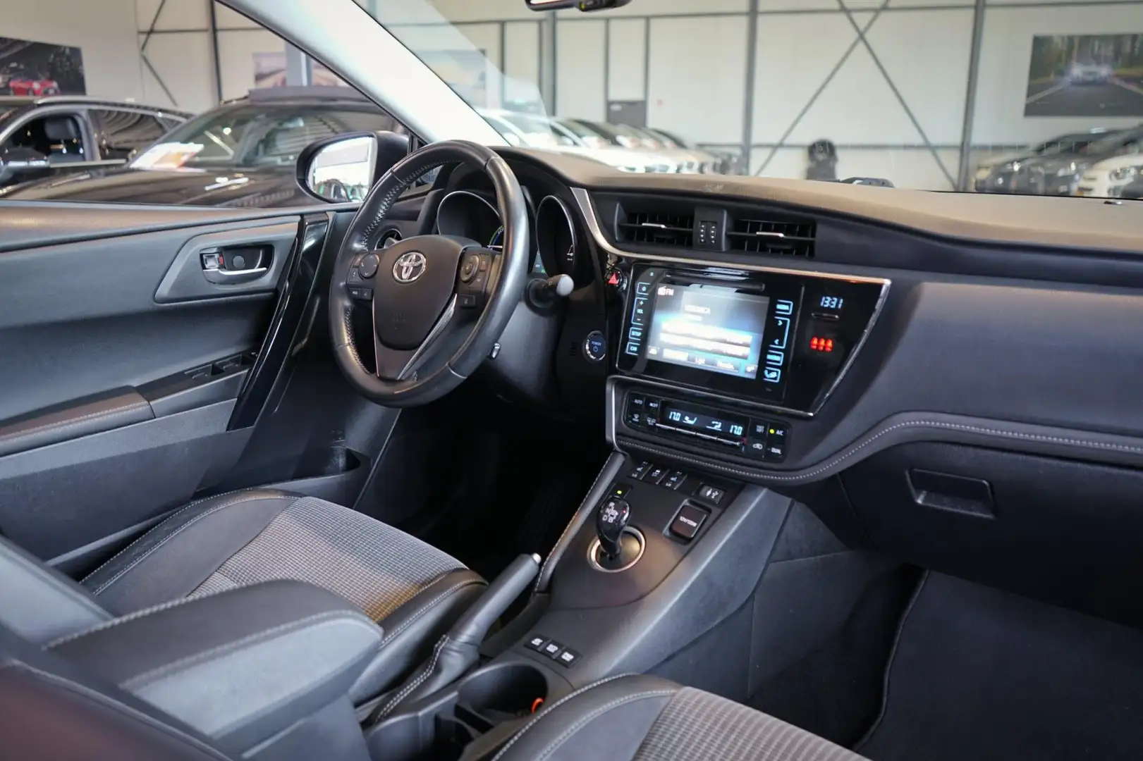 Toyota Auris Touring Sports 1.8 Hybrid Executive Go | CRUISE | Zwart - 2