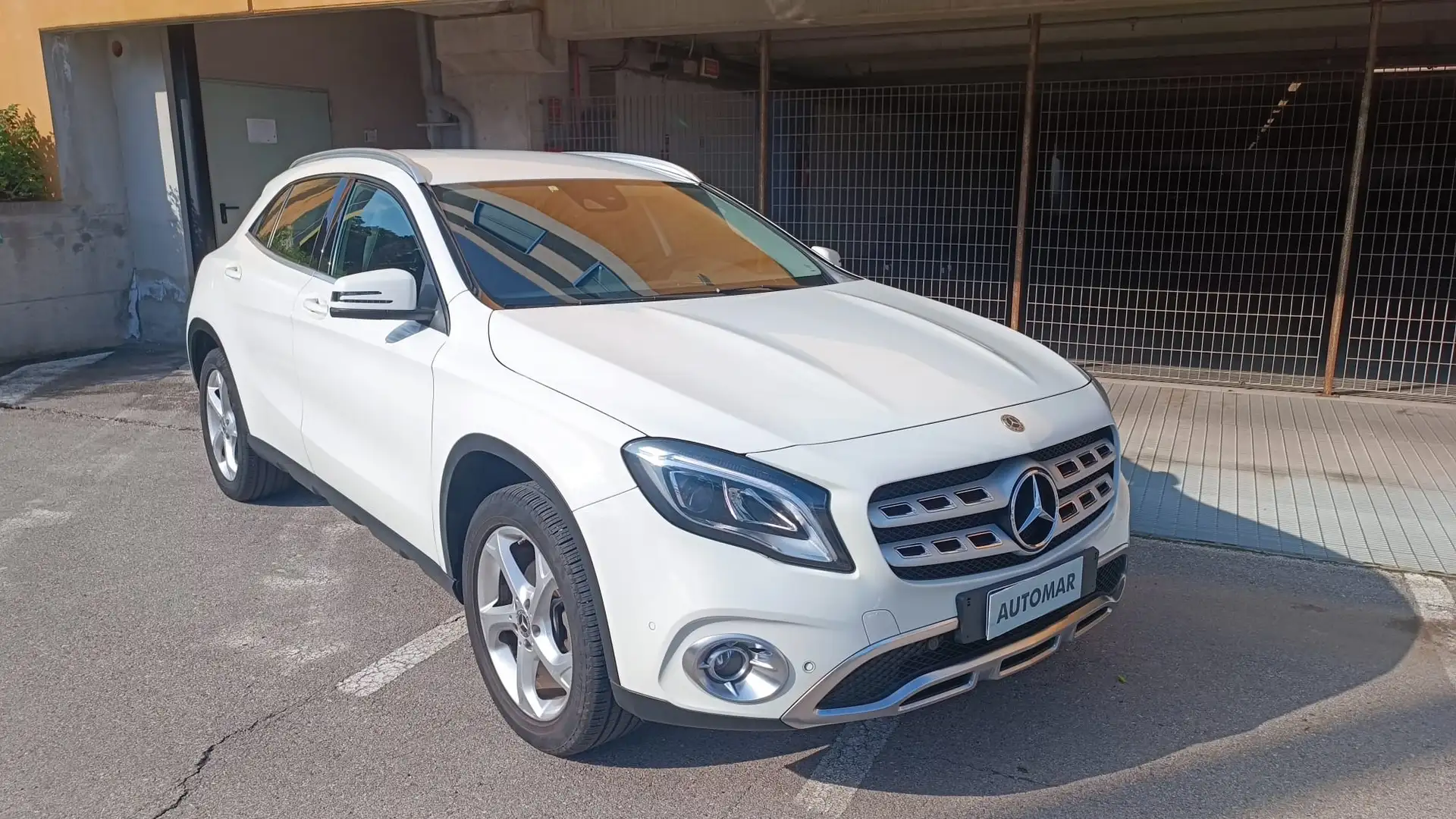 Mercedes-Benz GLA 180 GLA 180 d Business auto Weiß - 2