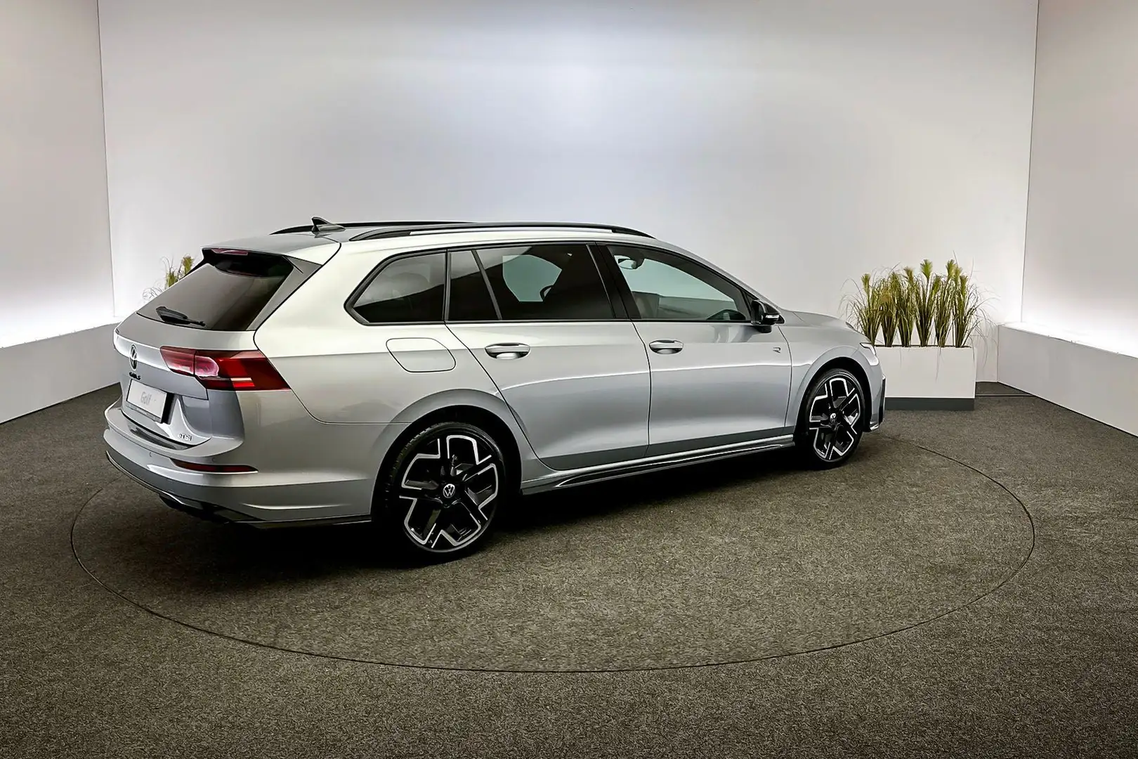 Volkswagen Golf Variant R-Line-Edition 1.5 eTSI 85 kW / 116 pk Variant 7 v - 2