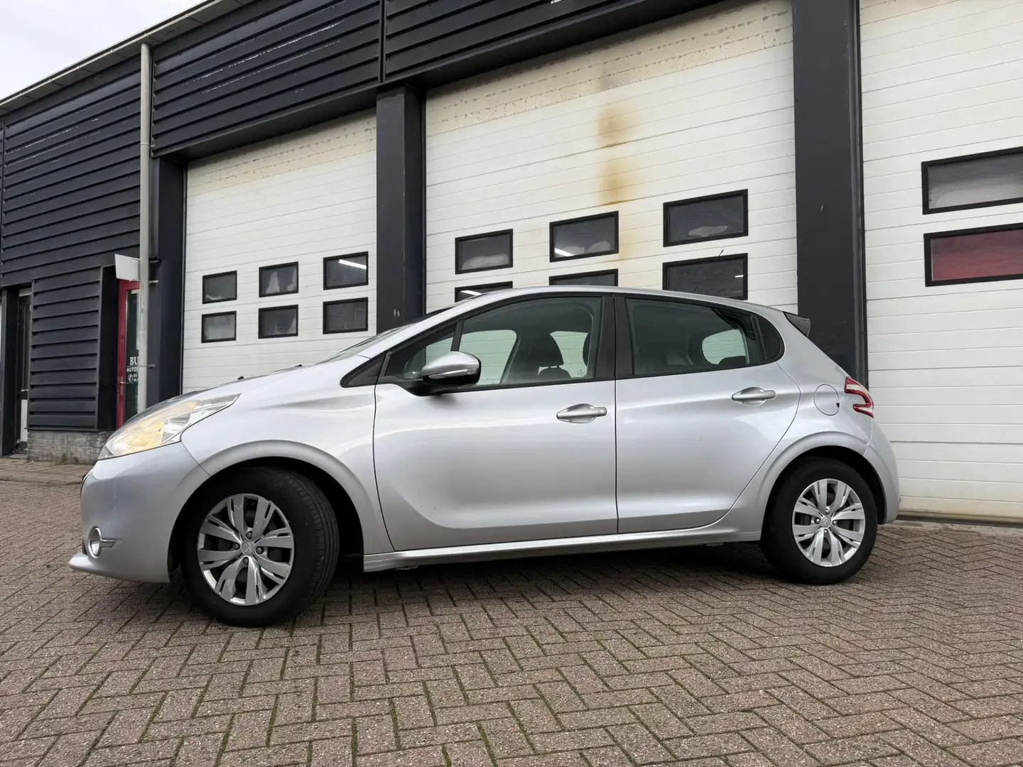 Peugeot 208 1.2 VTi nieuwe distributie & koppeling Gris - 2