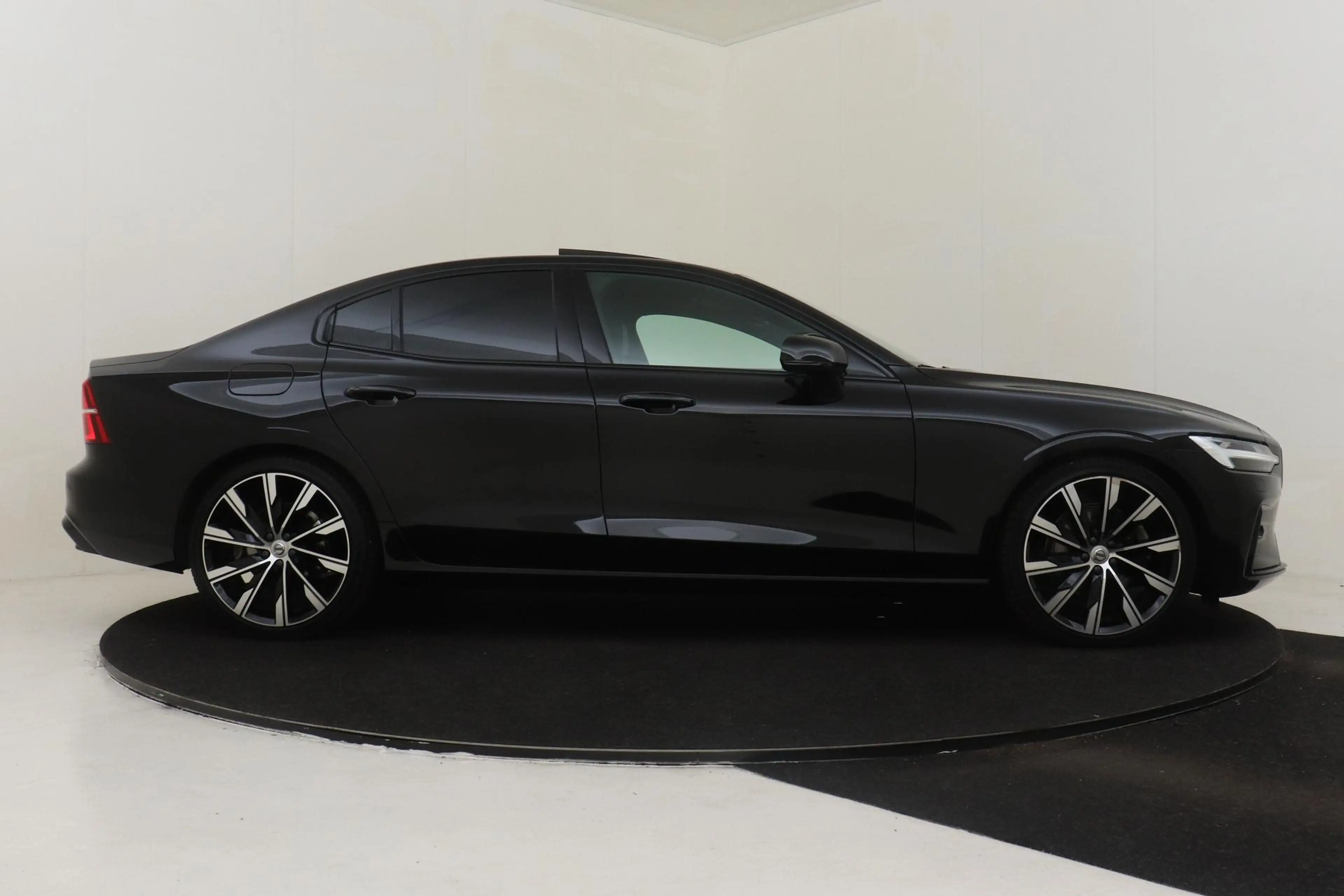 Volvo S60 B4 (M-HYBRID) ULTIMATE DARK -PANO.DAK|HARMAN/KARDO — photo 13