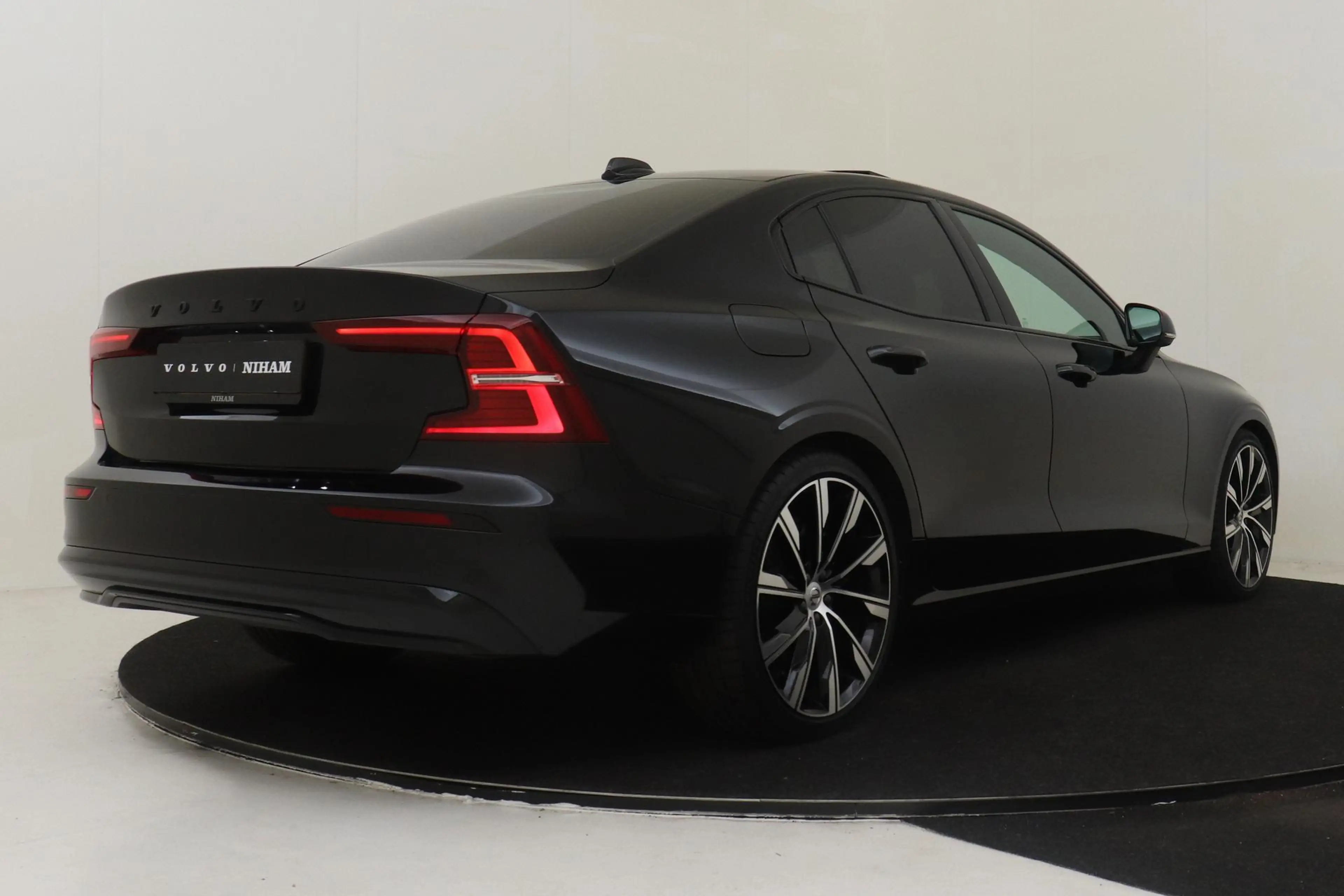 Volvo S60 B4 (M-HYBRID) ULTIMATE DARK -PANO.DAK|HARMAN/KARDO — photo 3