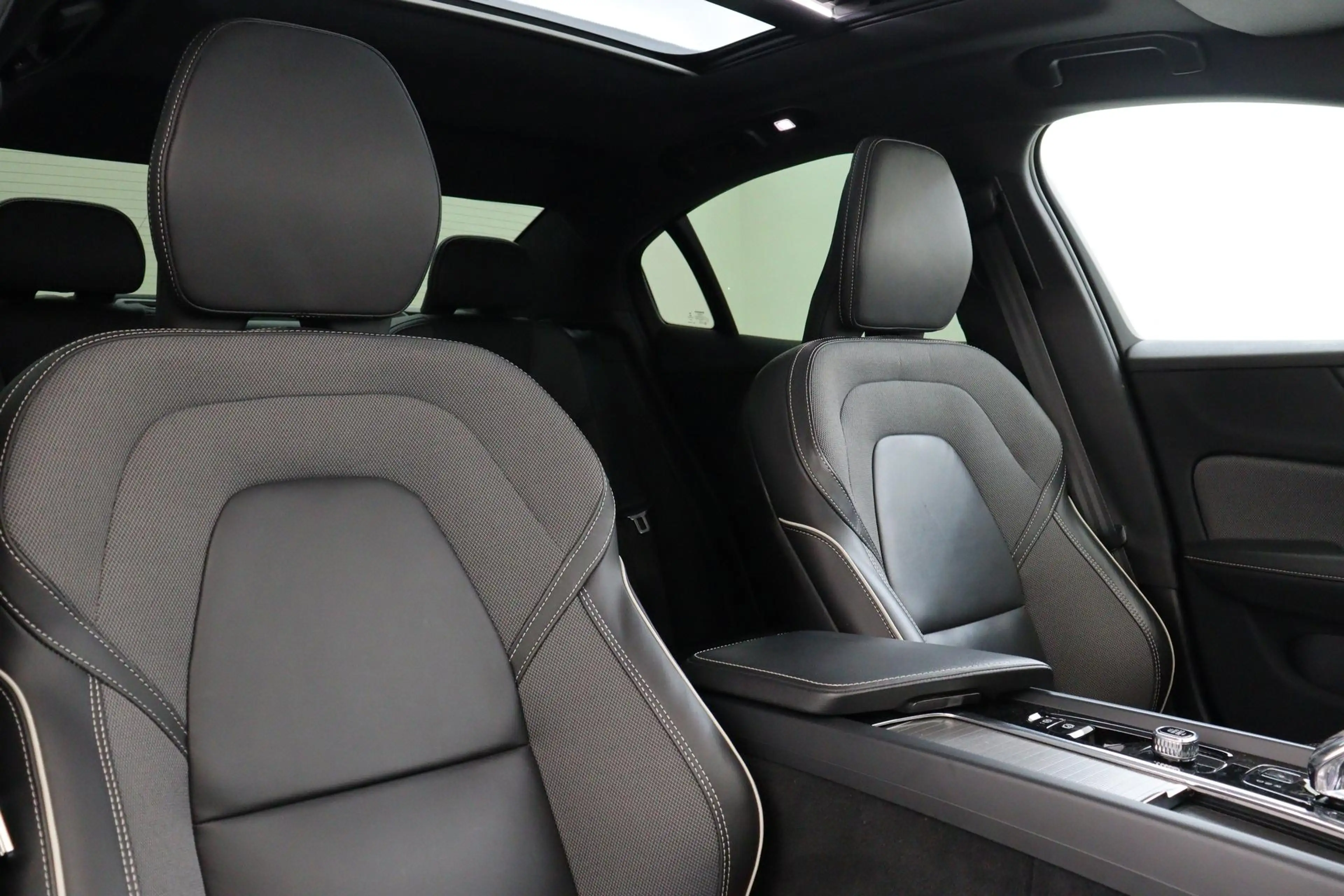 Volvo S60 B4 (M-HYBRID) ULTIMATE DARK -PANO.DAK|HARMAN/KARDO — photo 12