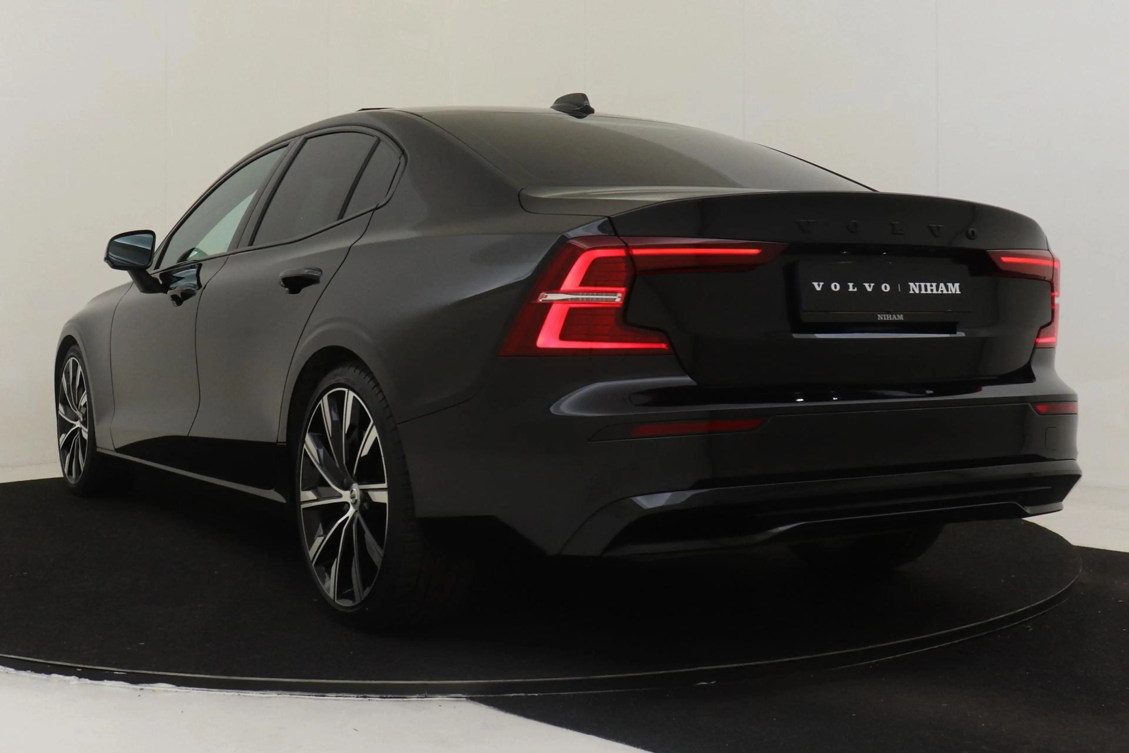 Volvo S60 B4 (M-HYBRID) ULTIMATE DARK -PANO.DAK|HARMAN/KARDO — photo 5