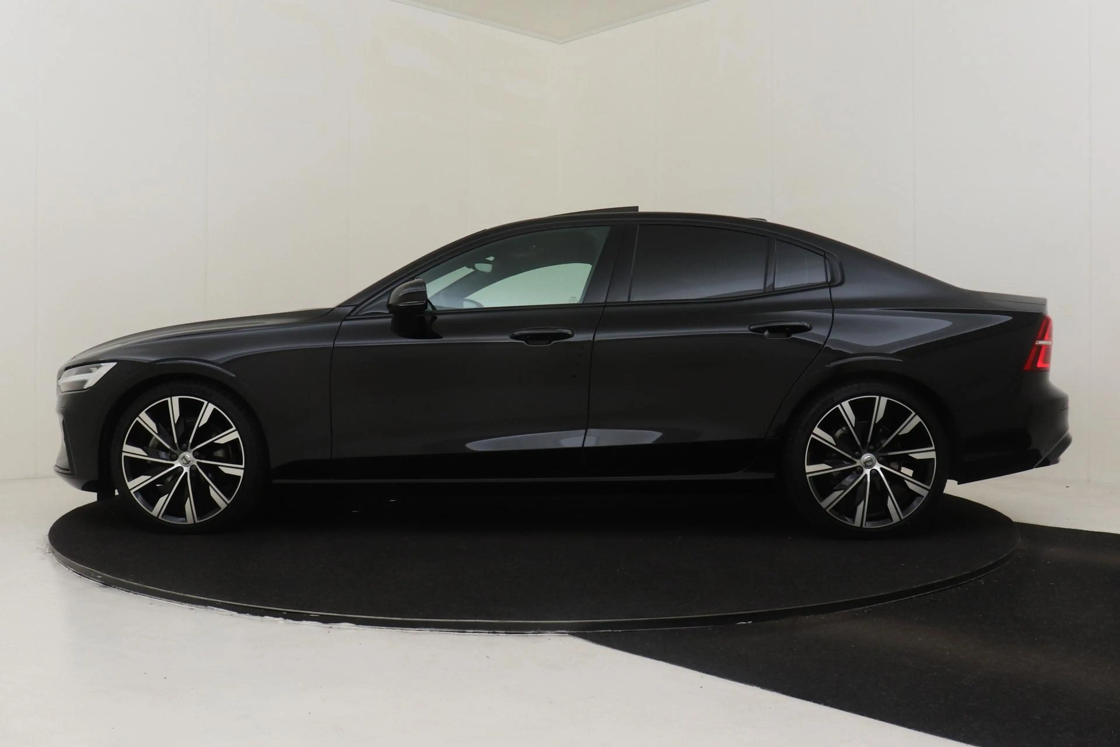 Volvo S60 B4 (M-HYBRID) ULTIMATE DARK -PANO.DAK|HARMAN/KARDO — photo 7