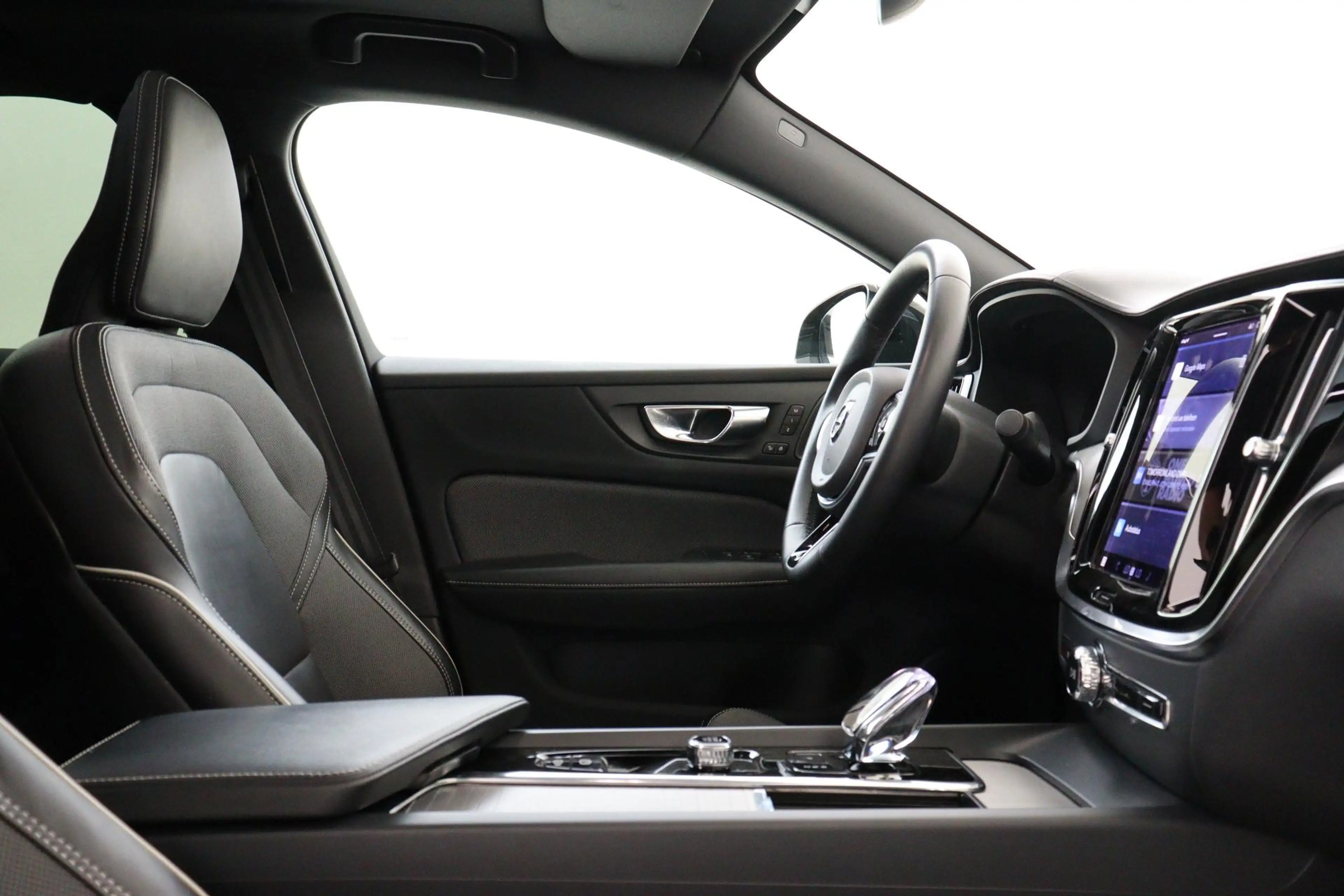 Volvo S60 B4 (M-HYBRID) ULTIMATE DARK -PANO.DAK|HARMAN/KARDO — photo 8
