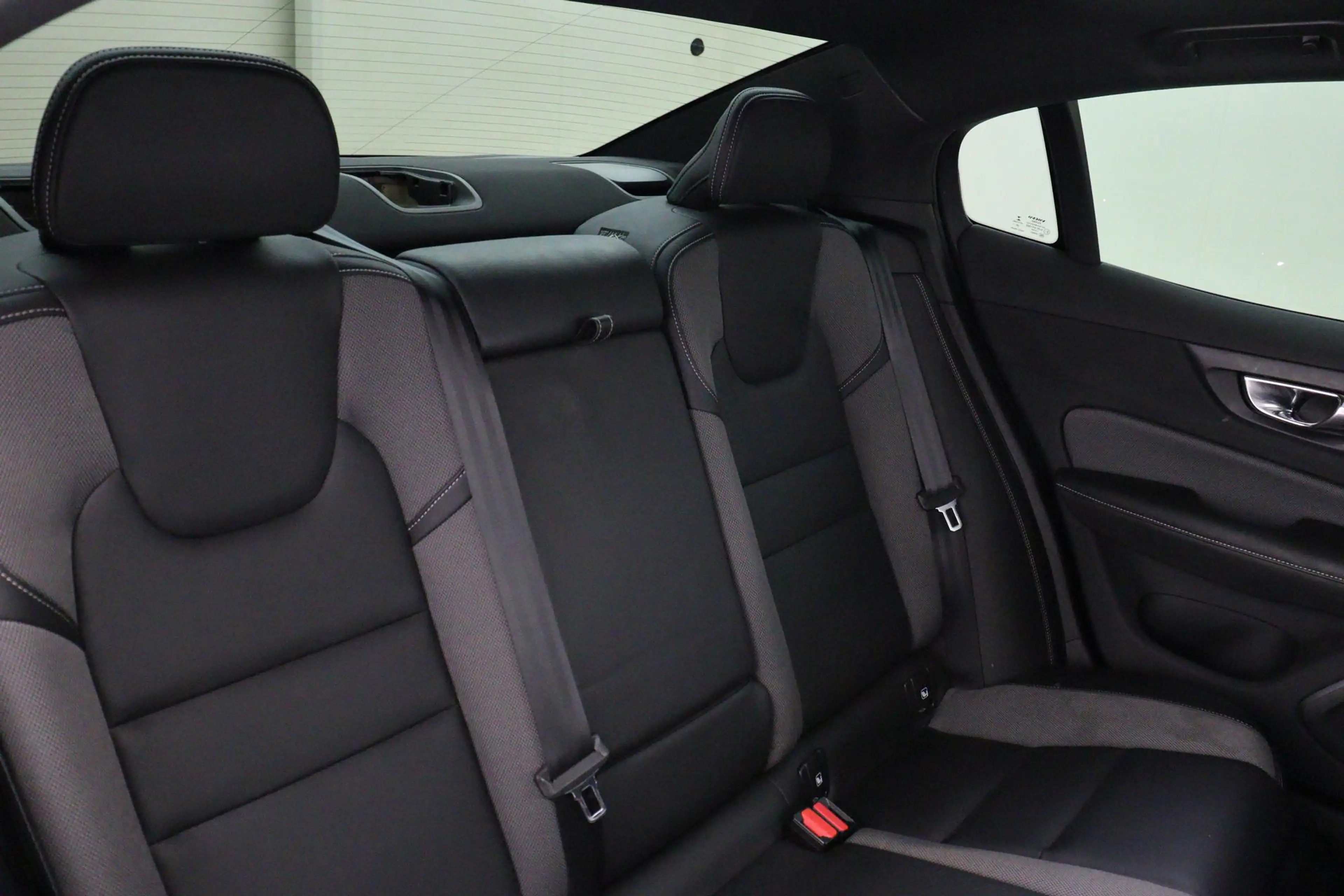 Volvo S60 B4 (M-HYBRID) ULTIMATE DARK -PANO.DAK|HARMAN/KARDO — photo 14