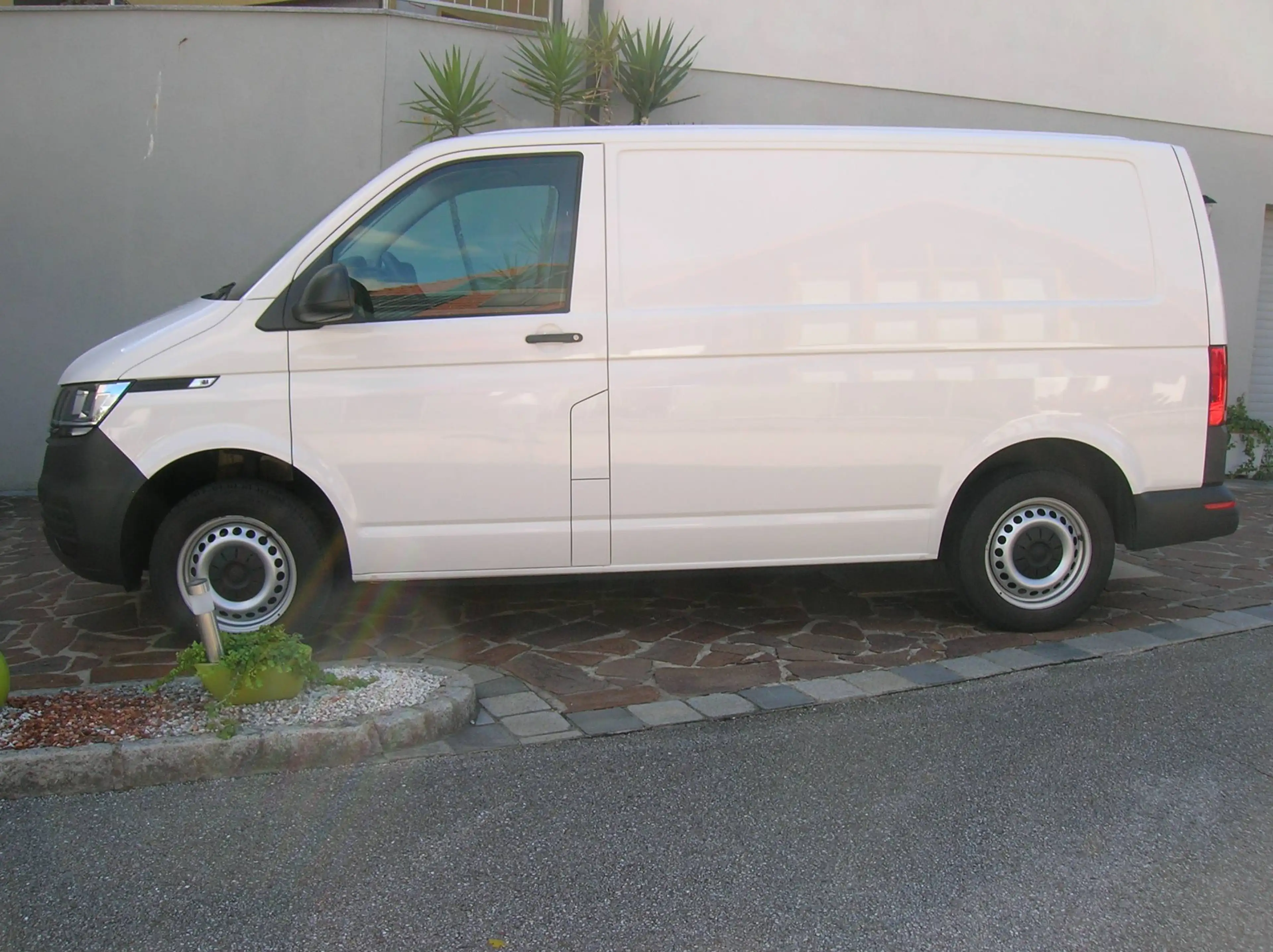 Volkswagen T6.1 Transporter 4MOTION  Anhängerkupplung,  Klima, Armlehnen — photo 6