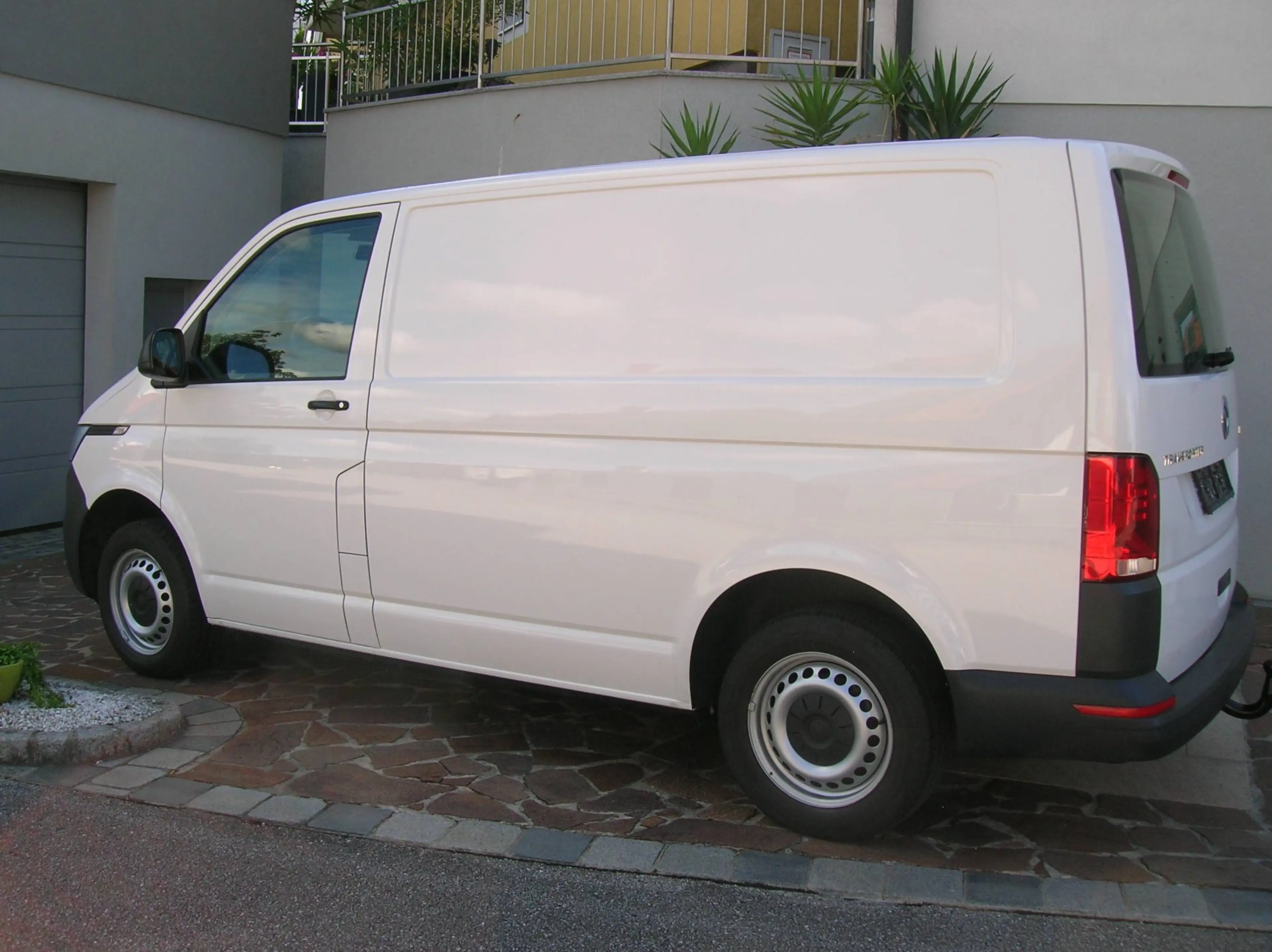 Volkswagen T6.1 Transporter 4MOTION  Anhängerkupplung,  Klima, Armlehnen — photo 7