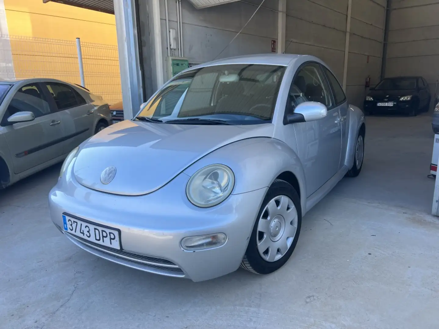 Volkswagen Beetle 1.6 Grau - 1