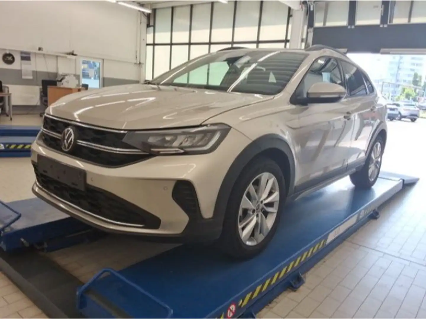 Volkswagen Taigo 1.0 TSI MOVE LM17 IQ.DRIVE APP-CON PRIVACY Silber - 2