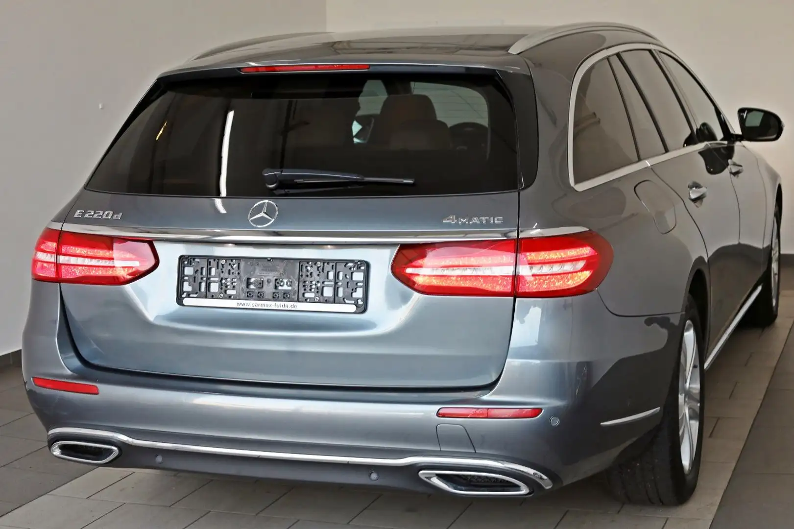 Mercedes-Benz E 220 d 4M T Leder,Navi,LED,ACC,SH,PDC,AHK Šedá - 2